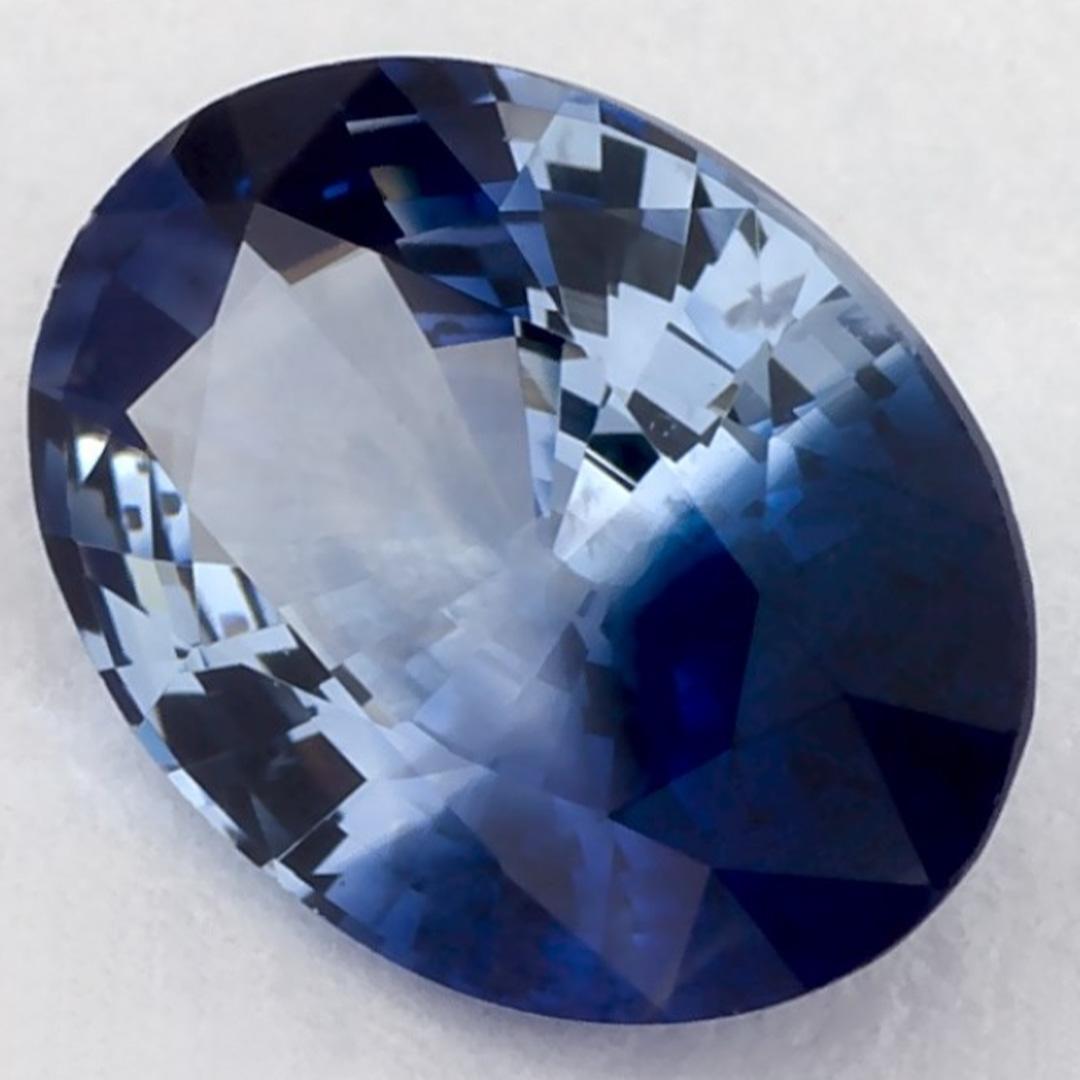 Questo zaffiro blu naturale offre eleganza e raffinatezza. Con la sua ricca saturazione del colore e il taglio preciso, è il centro perfetto per un anello di fidanzamento o un design di gioielli di lusso.

Questo zaffiro proviene dallo Sri Lanka