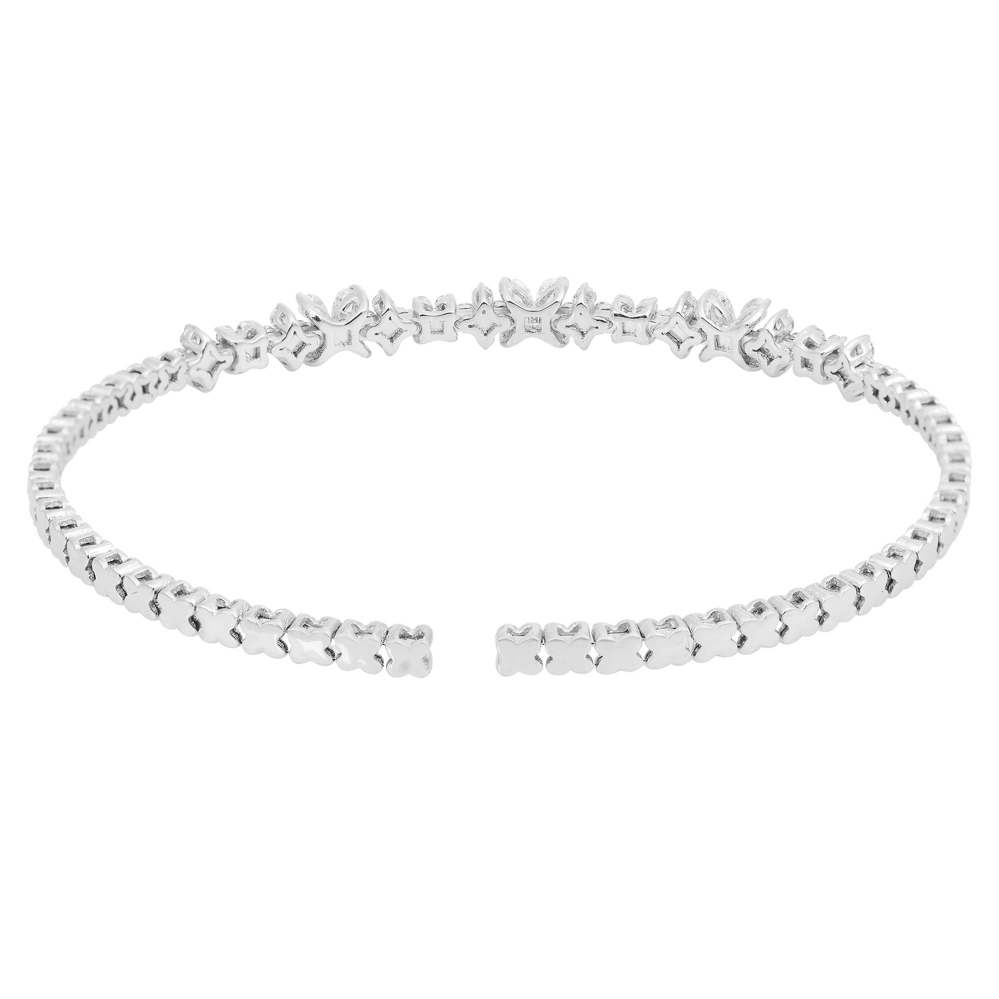 Fabriqué avec précision et souci du détail, ce bracelet illustre les normes les plus élevées en matière d'artisanat et de qualité. L'or blanc 14 carats lustré offre une toile de fond parfaite aux diamants éblouissants, créant une pièce intemporelle