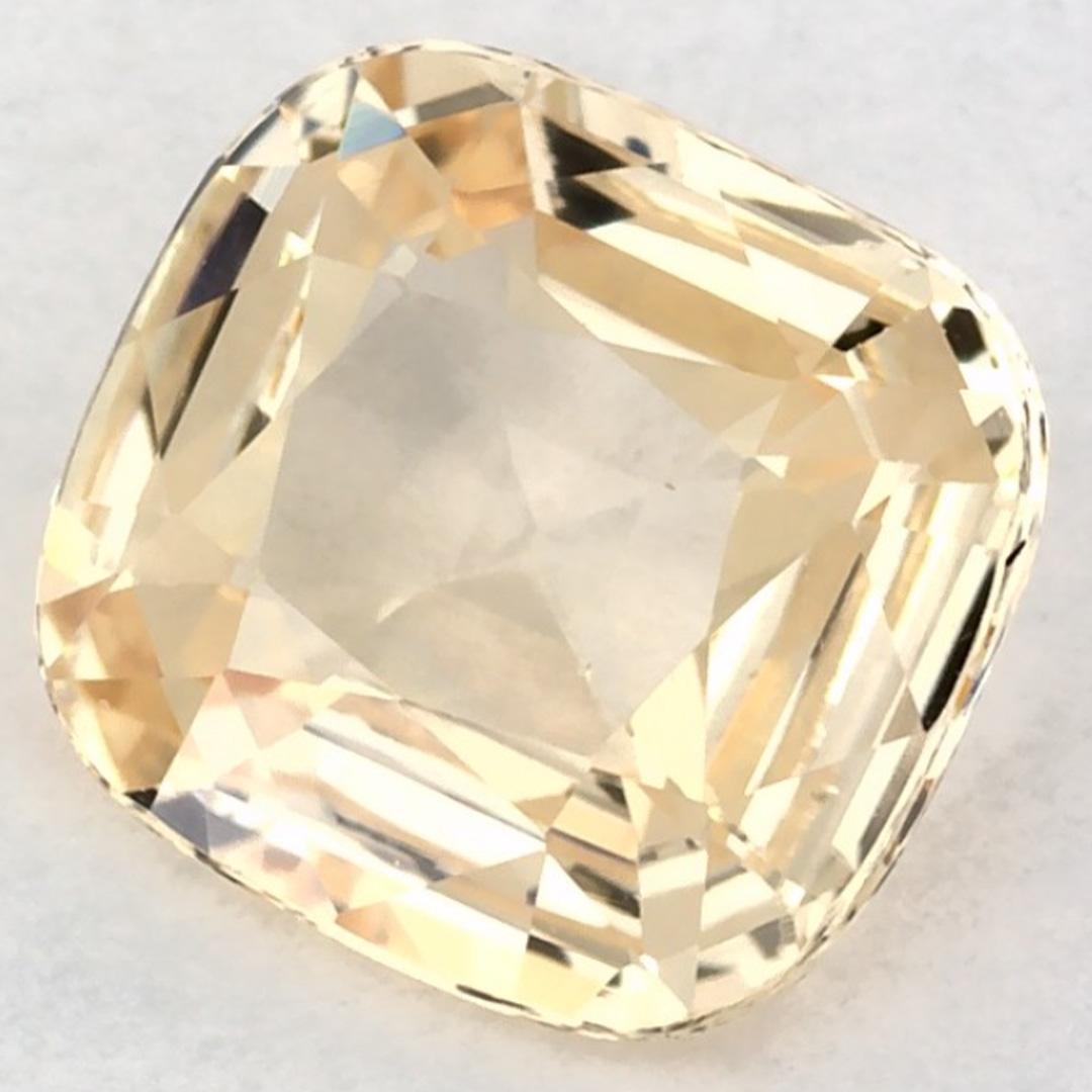 Questo zaffiro giallo naturale offre eleganza e raffinatezza. Con la sua ricca saturazione del colore e il taglio preciso, è il centro perfetto per un anello di fidanzamento o un design di gioielli di lusso.

Questo zaffiro proviene dallo Sri Lanka