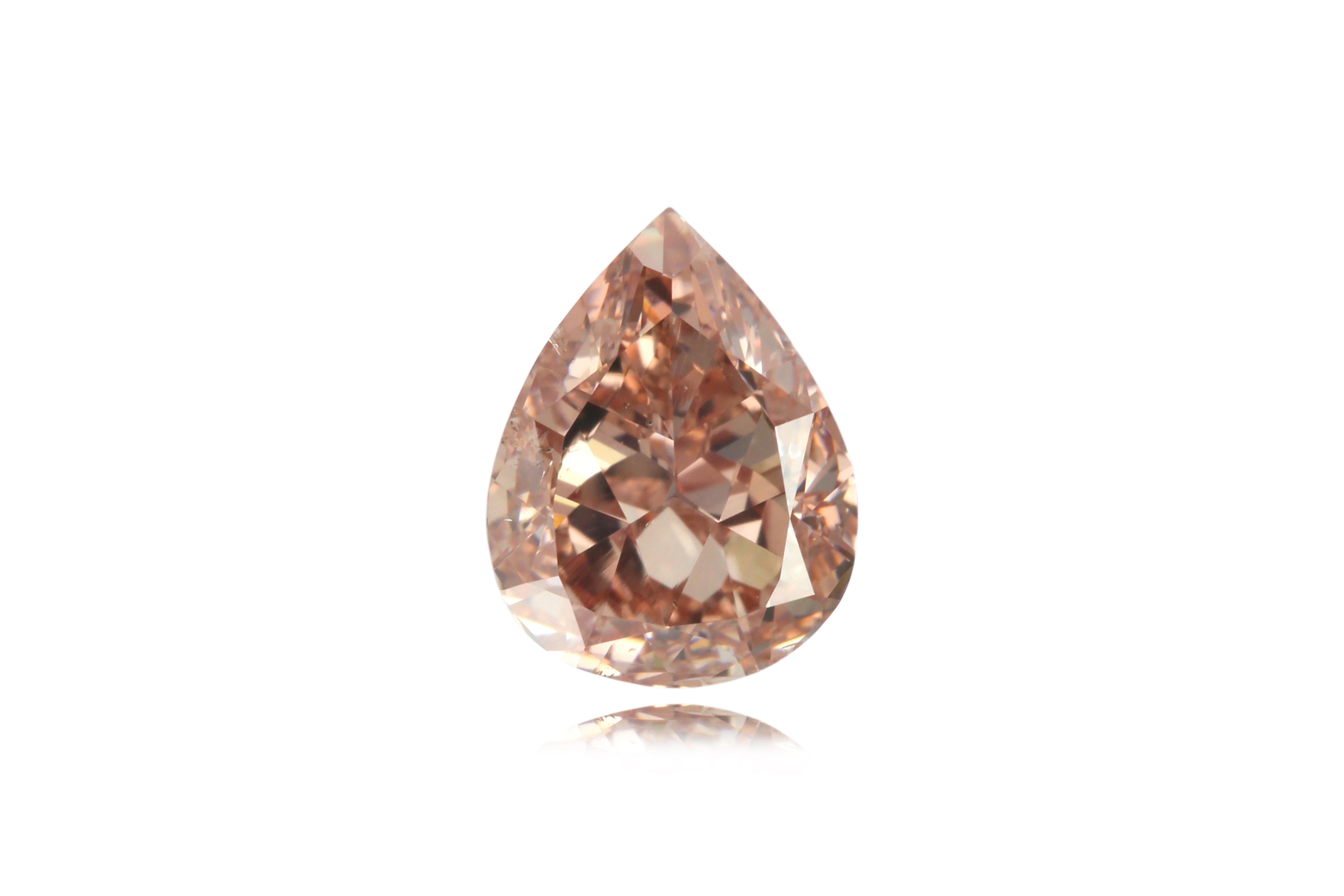 Dieser 1,21-karätige birnenförmige Fancy Brown-Pink-Diamant mit GIA-Zertifikat ist ein fesselnder Ausdruck natürlicher Schönheit und bietet einen seltenen und romantischen Farbton. Mit seinem ausgewogenen Verhältnis von Wärme und subtilen Untertönen