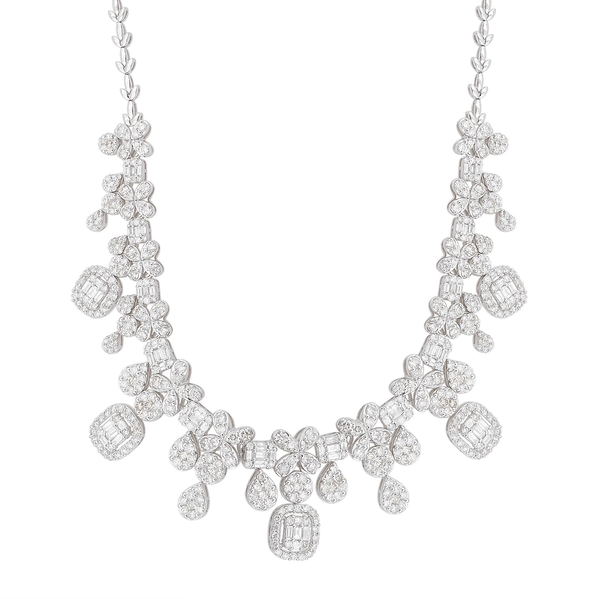 Prova la bellezza radiosa e il fascino senza tempo di questa straordinaria collana e lascia che diventi il simbolo del tuo gusto squisito e del tuo stile esigente. Lasciati conquistare dall'opulenza e dalla magnificenza della Collana con Diamante