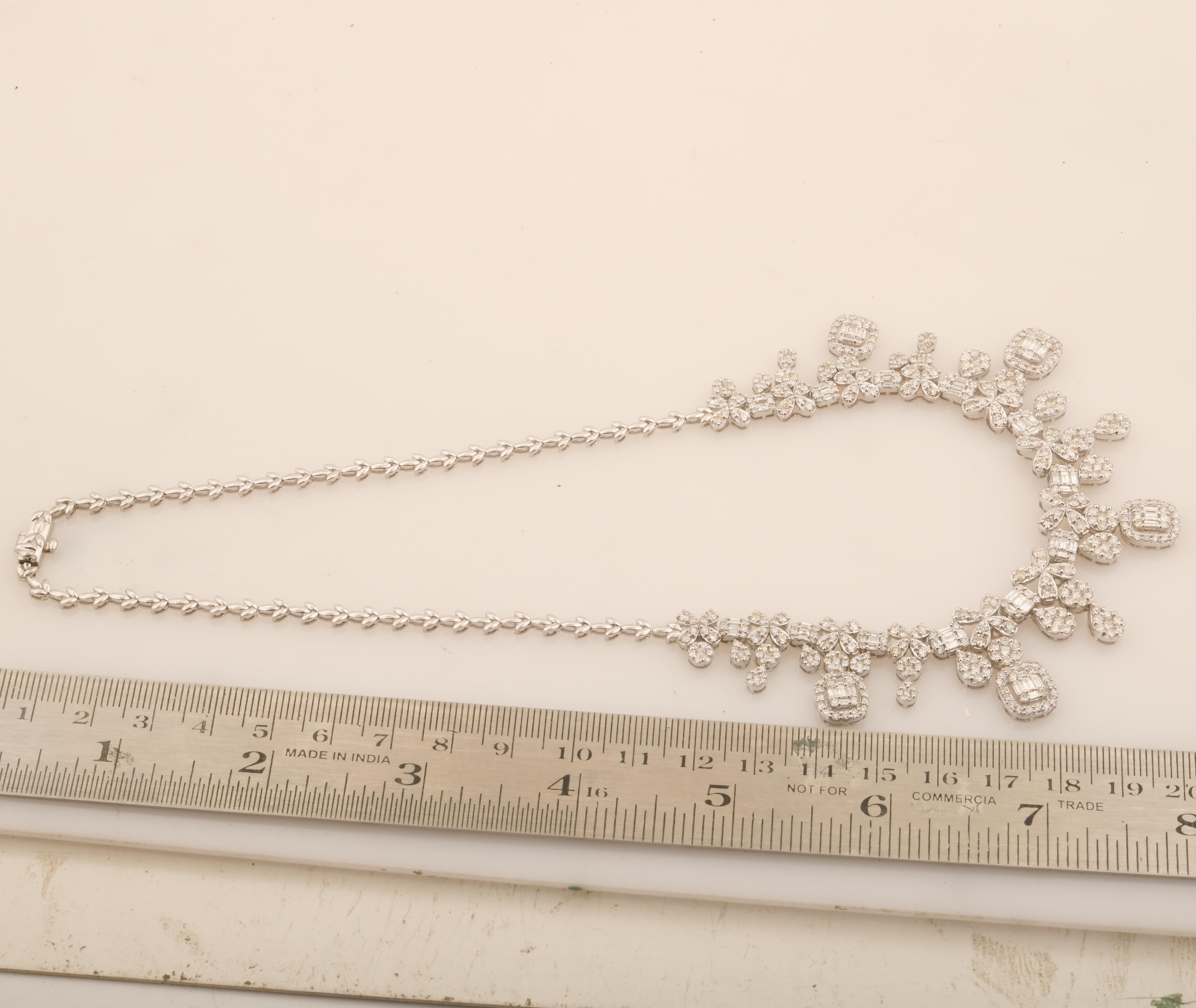 Taglio baguette Collana con ciondolo di diamanti baguette da 12,10 carati in oro bianco massiccio 18k Gioielli in vendita