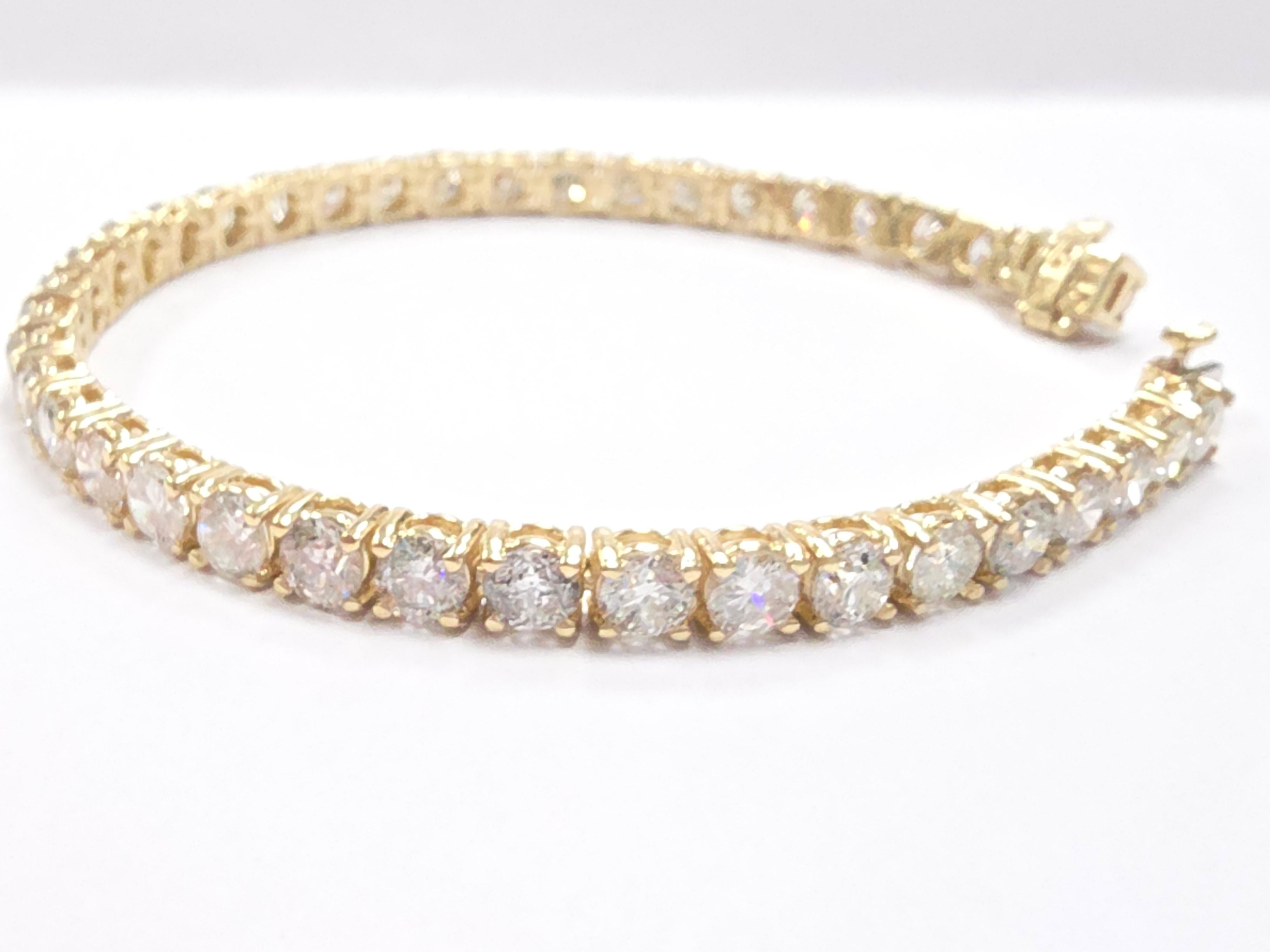 Esta exquisita pulsera de tenis lleva diamantes blancos redondos de talla brillante, conocidos por su brillo y destello excepcionales. Engarzados en un estilo clásico de cuatro puntas, los diamantes están cuidadosamente asegurados para maximizar el