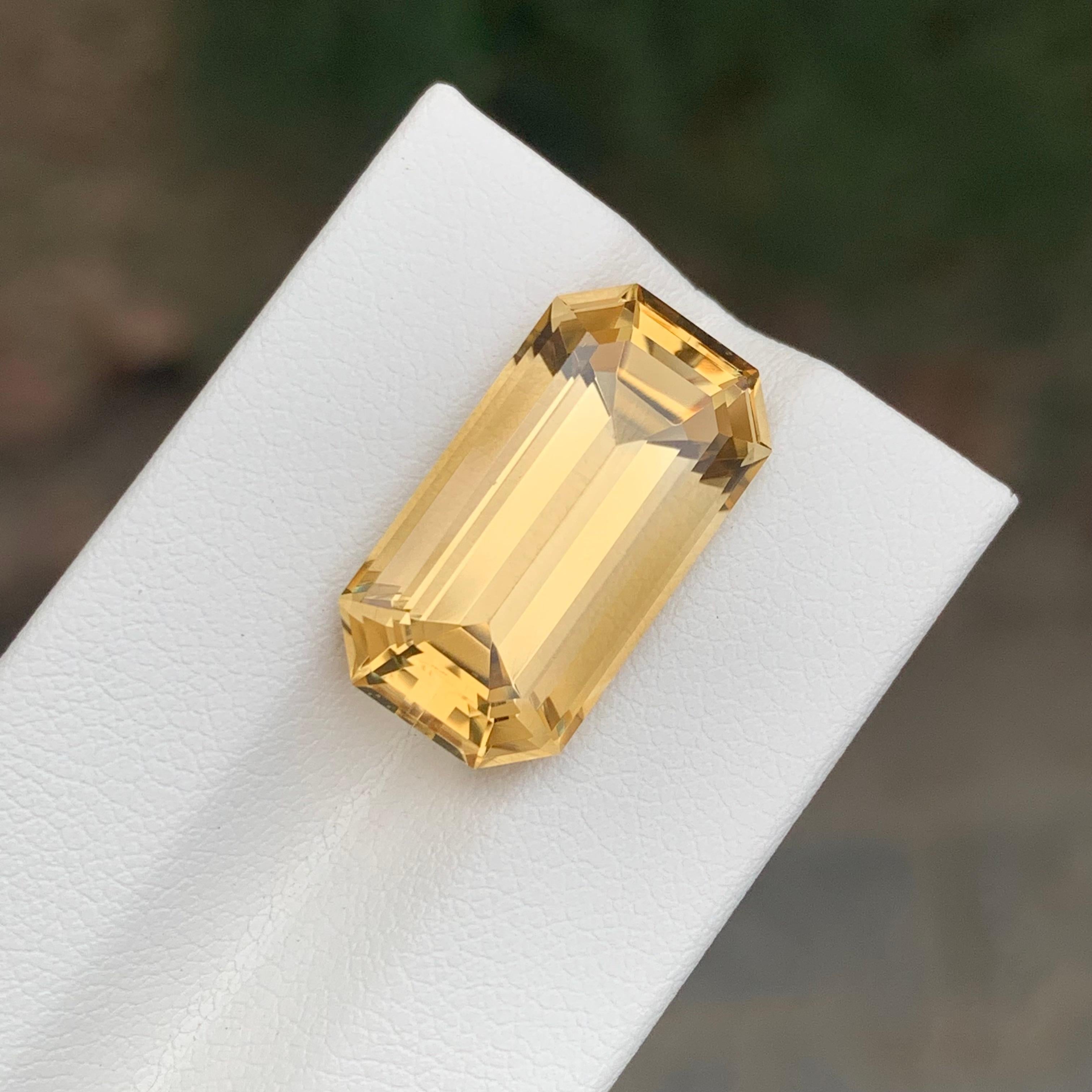 Arts and Crafts Pierre précieuse taille octogonale jaune naturelle non sertie de 12,10 carats en vente