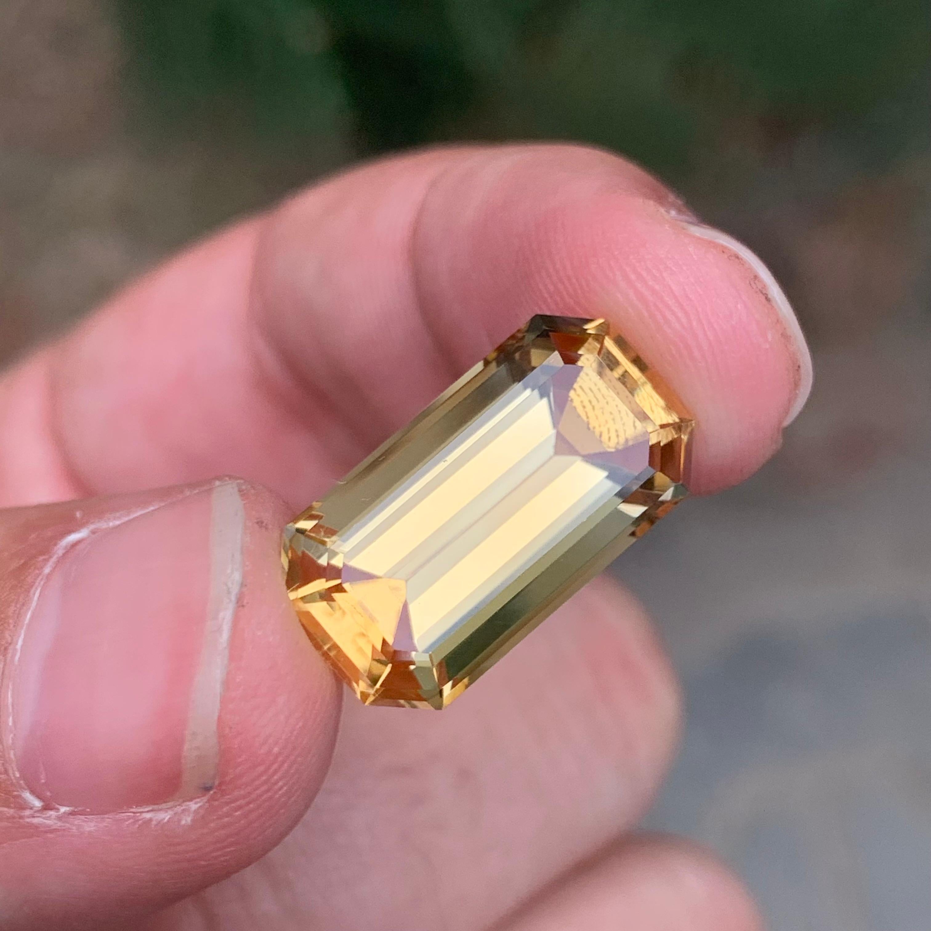 Pierre précieuse taille octogonale jaune naturelle non sertie de 12,10 carats Neuf - En vente à Peshawar, PK