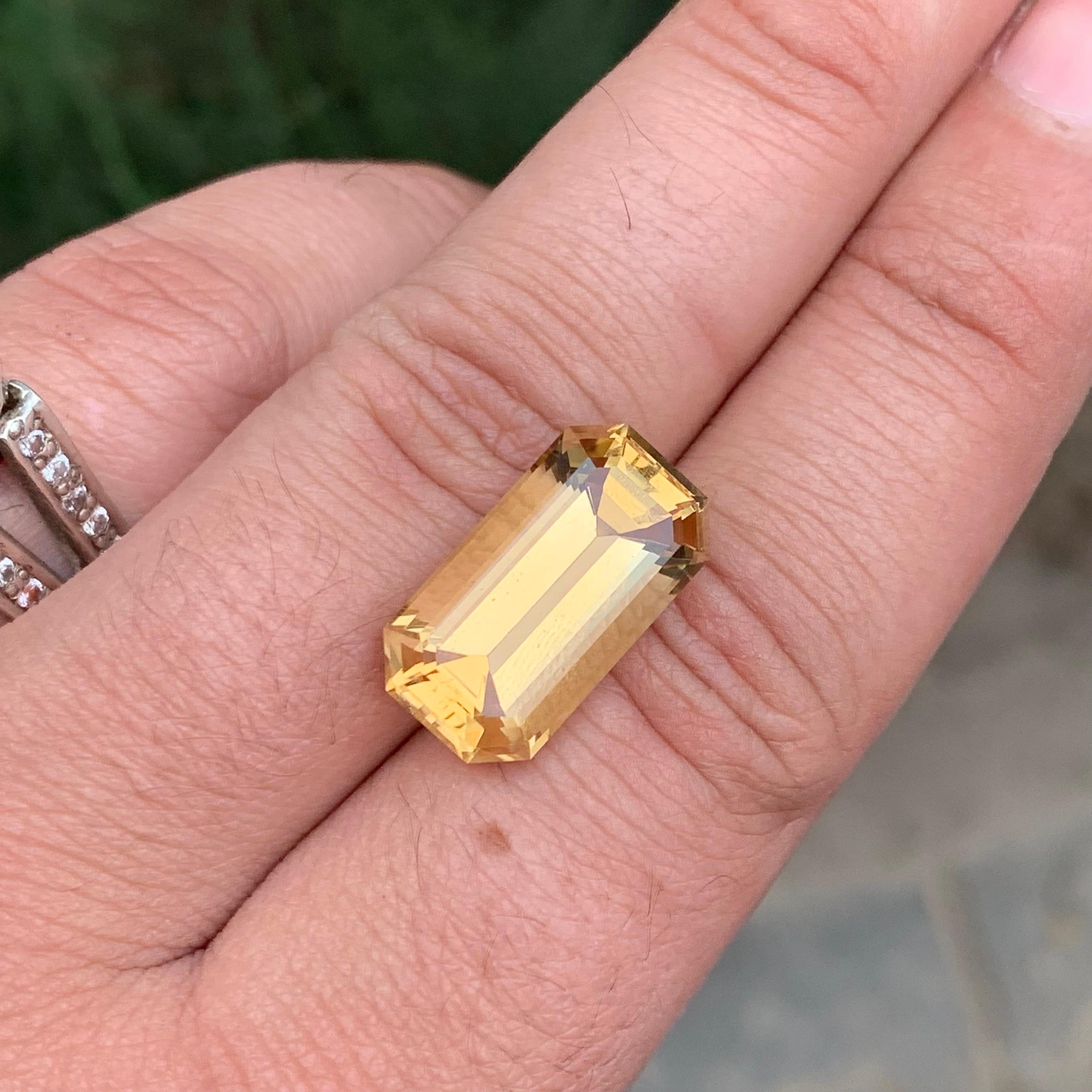 Pierre précieuse taille octogonale jaune naturelle non sertie de 12,10 carats Unisexe en vente