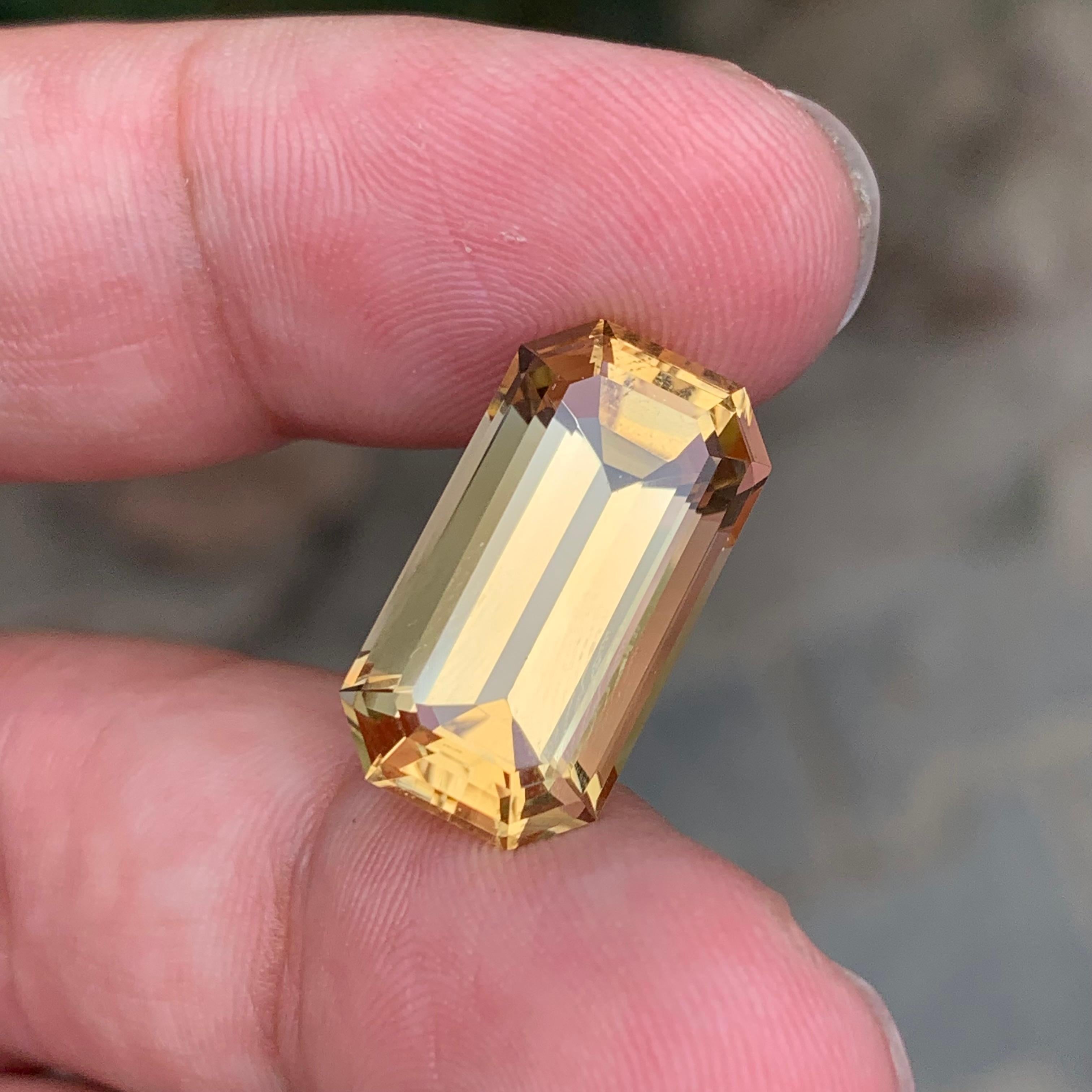 Pierre précieuse taille octogonale jaune naturelle non sertie de 12,10 carats en vente 1