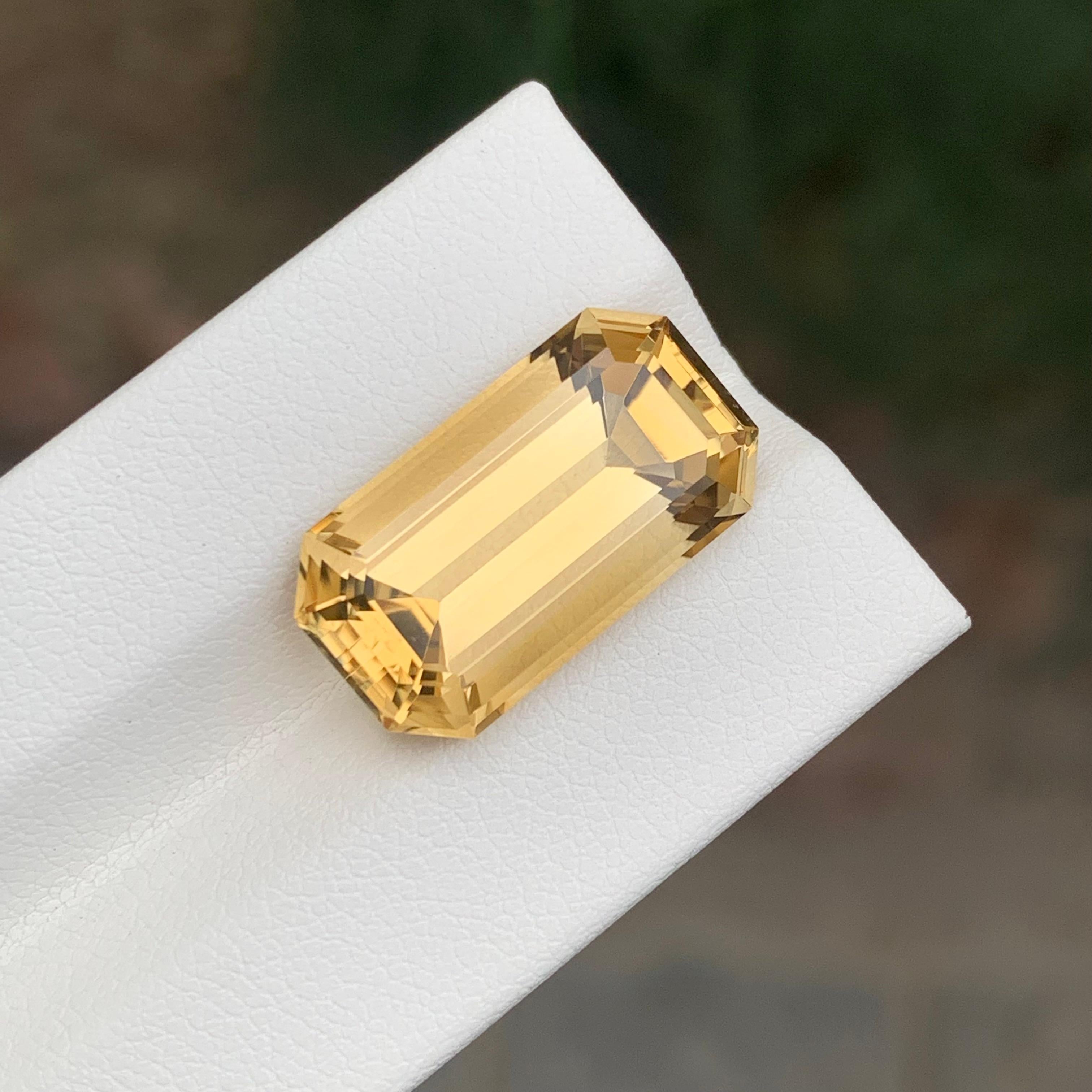 Pierre précieuse taille octogonale jaune naturelle non sertie de 12,10 carats en vente 2