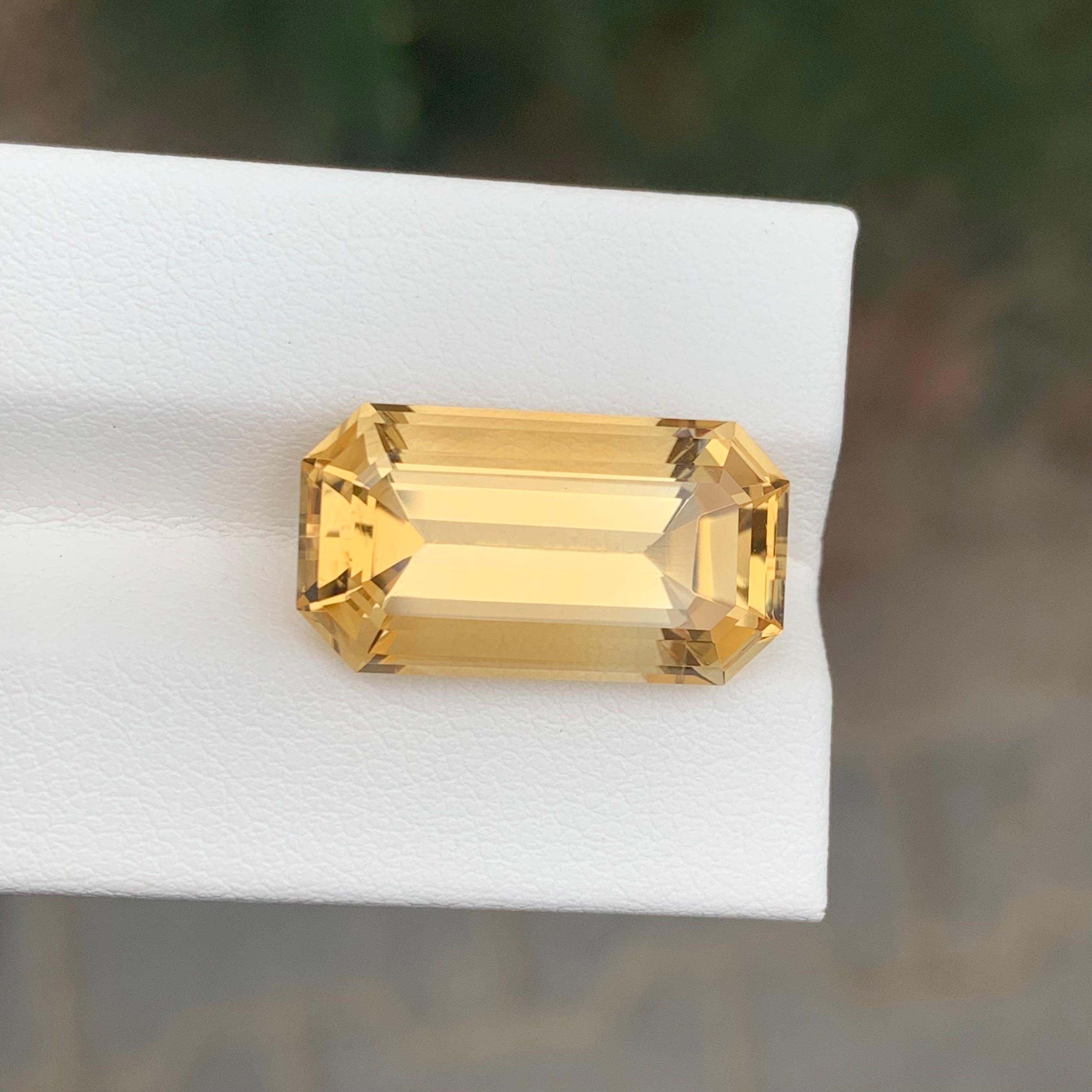 Pierre précieuse taille octogonale jaune naturelle non sertie de 12,10 carats en vente 3