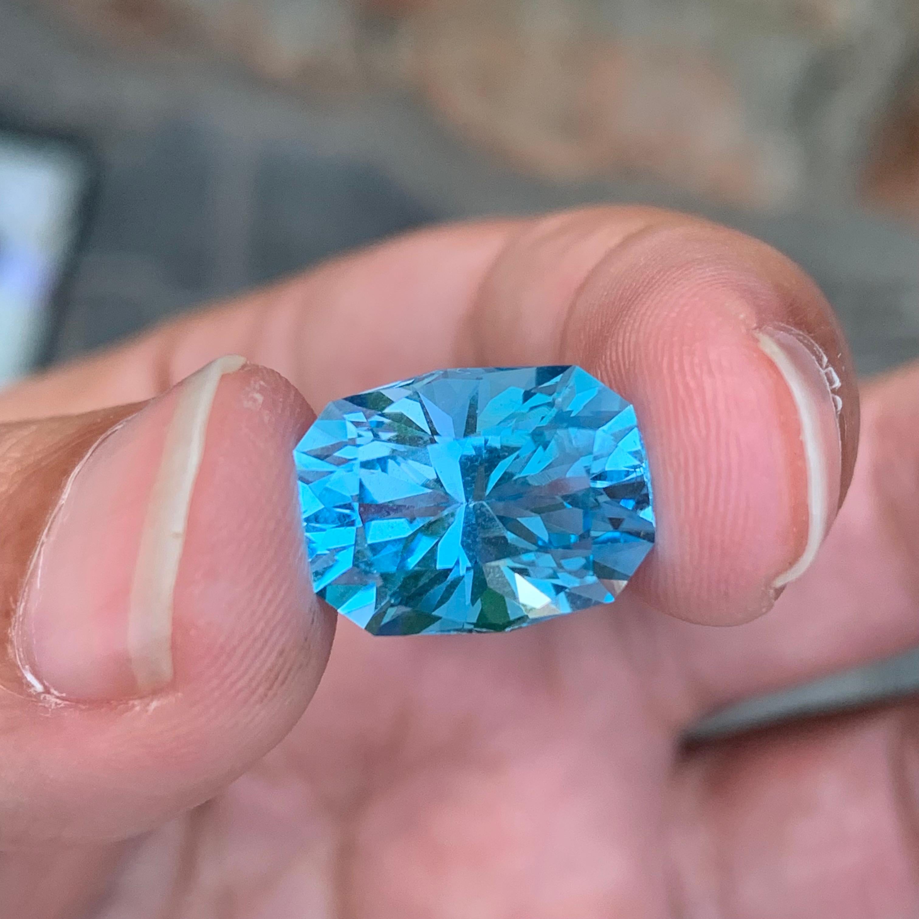 12,10 Karat atemberaubender facettierter himmelblauer Topas im Fancy-Schliff im Angebot 1