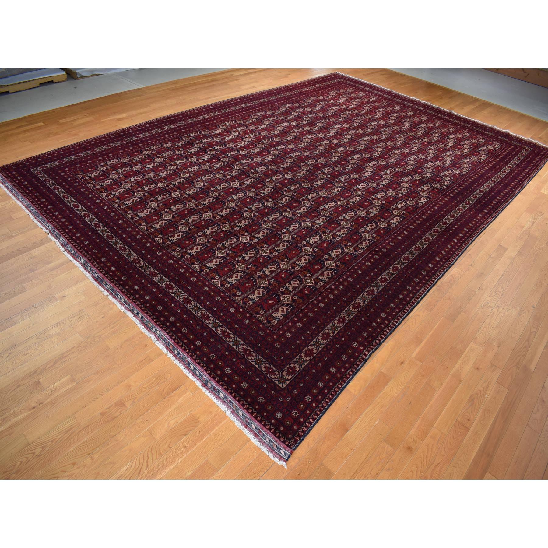 Rosso rubino, trama più fitta con lana lucida, Khamyab afgano con intricato disegno a scomparti, annodato a mano, tappeto orientale oversize
Materiali primari: Lana
Lattice: No Pile 
altezza: 0,25 pollici
Stile: Tradizionale
Colore primario:
