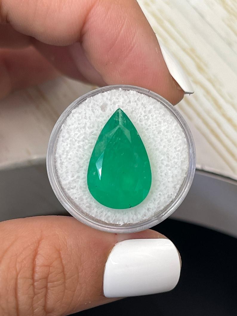 A. Stone: Smeraldo
Peso: 12,11 carati
Forma: Taglio a pera
Chiarezza: Semi-trasparente
Lucentezza: Molto buono
Colore: Greene & Greene medio
Misure: 19,79 mm x 12,67 mm x 9,52 mm
Origine geografica: Colombia
Trattamento: Naturale,