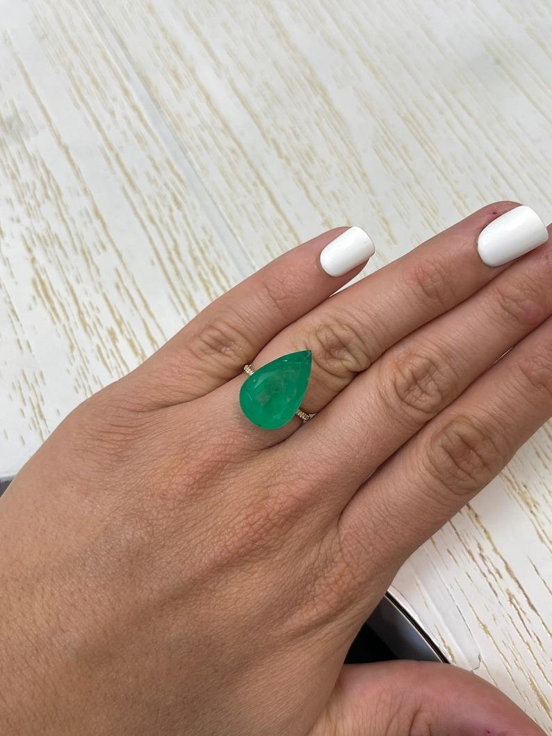 Donna Smeraldo colombiano verde da 12,11 carati 20x13 - gemma di maggio con taglio a pera in vendita