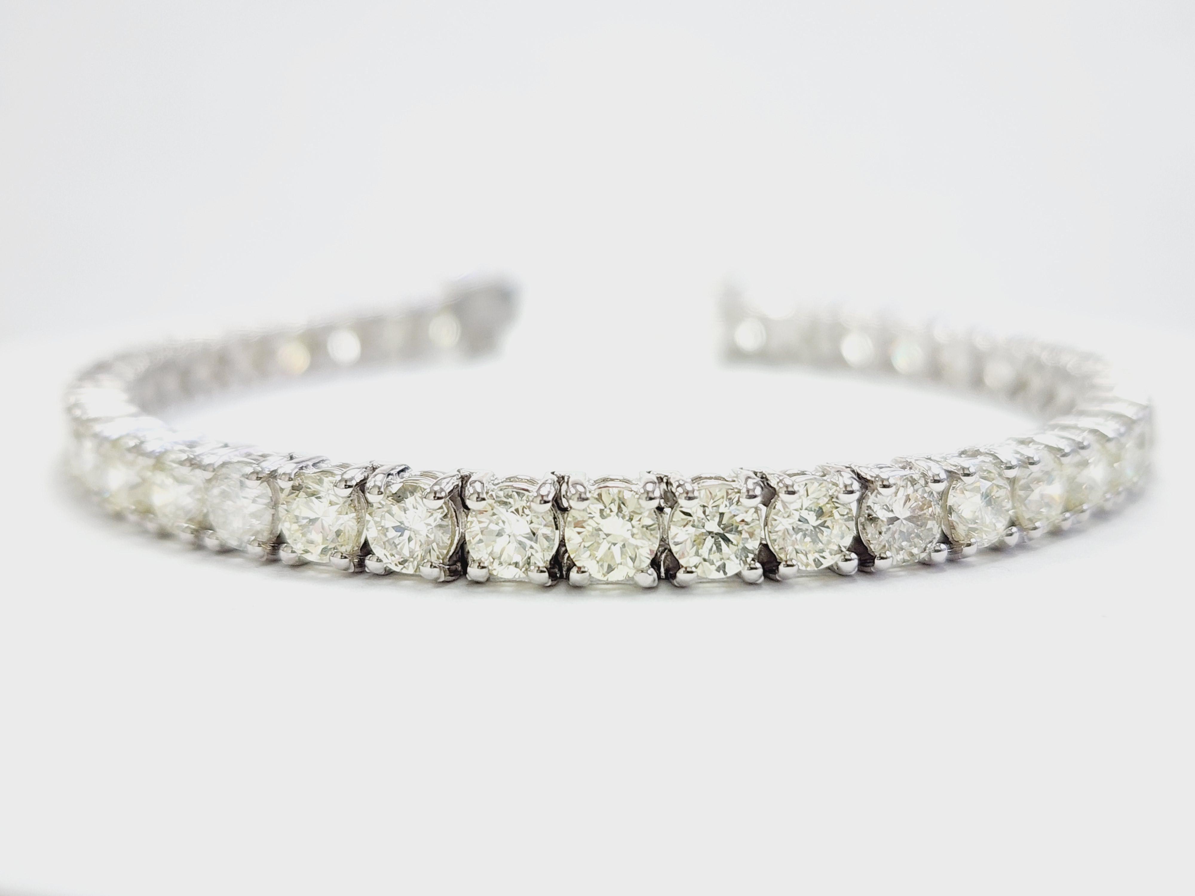 Beautiful quality tennis bracelet, round-brilliant cut white diamonds with excellent shine!
14 karat white gold classic four-prong style for maximum light brilliance.

Length: 7 inch
Color Range: J
Clarity Range:VS-SI
Width: 4.9 mm

*Free shipping