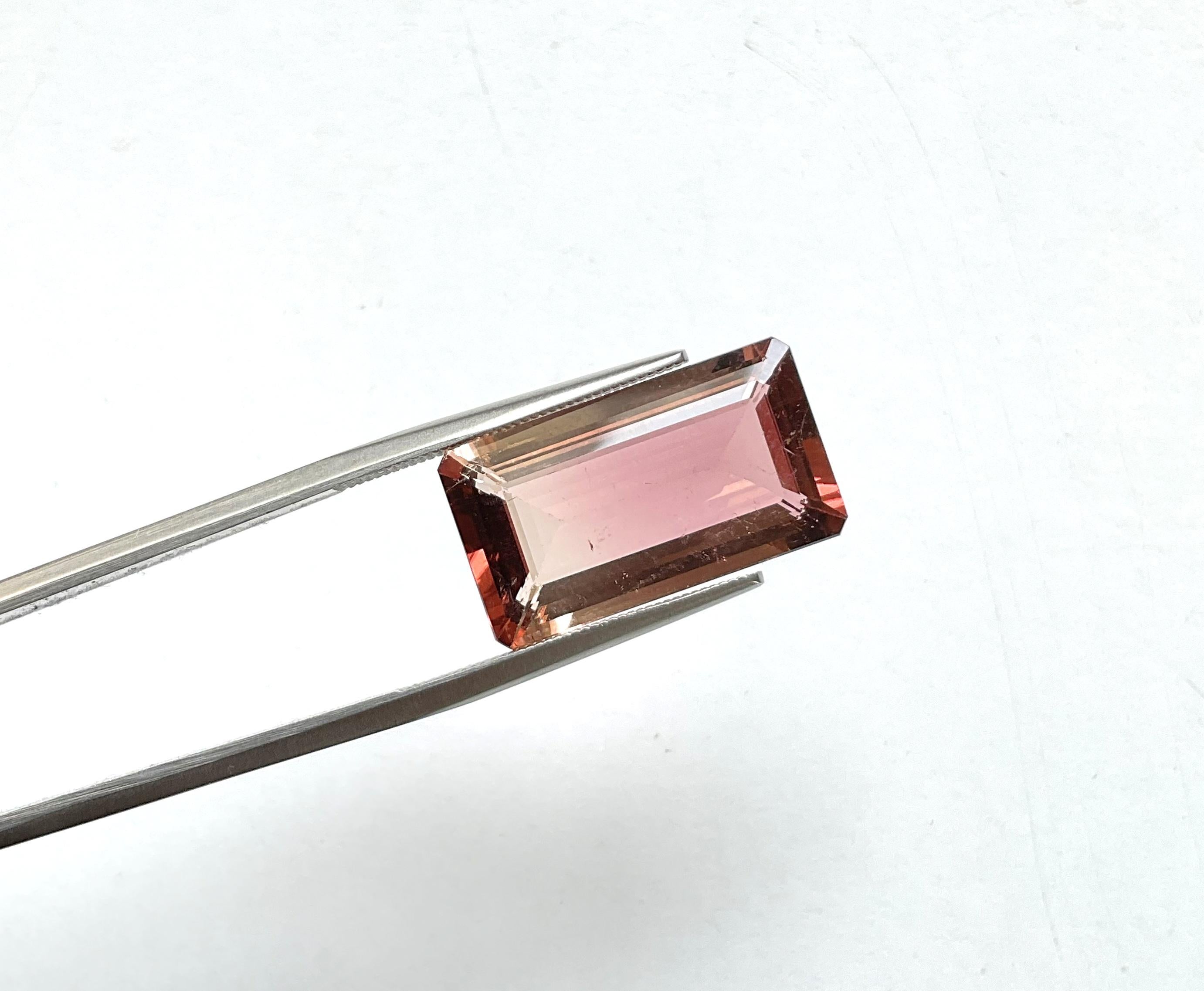 Art déco Pierre précieuse naturelle tourmaline roseâtre octogonale à facettes de 12,13 carats en vente