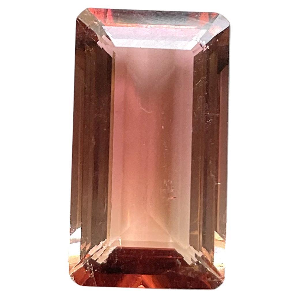 Pierre précieuse naturelle tourmaline roseâtre octogonale à facettes de 12,13 carats