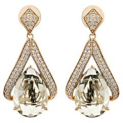 Sunita Nahata Quartz menthe 12.14 carats. Boucle d'oreille pendante en 18KRG avec diamant.
