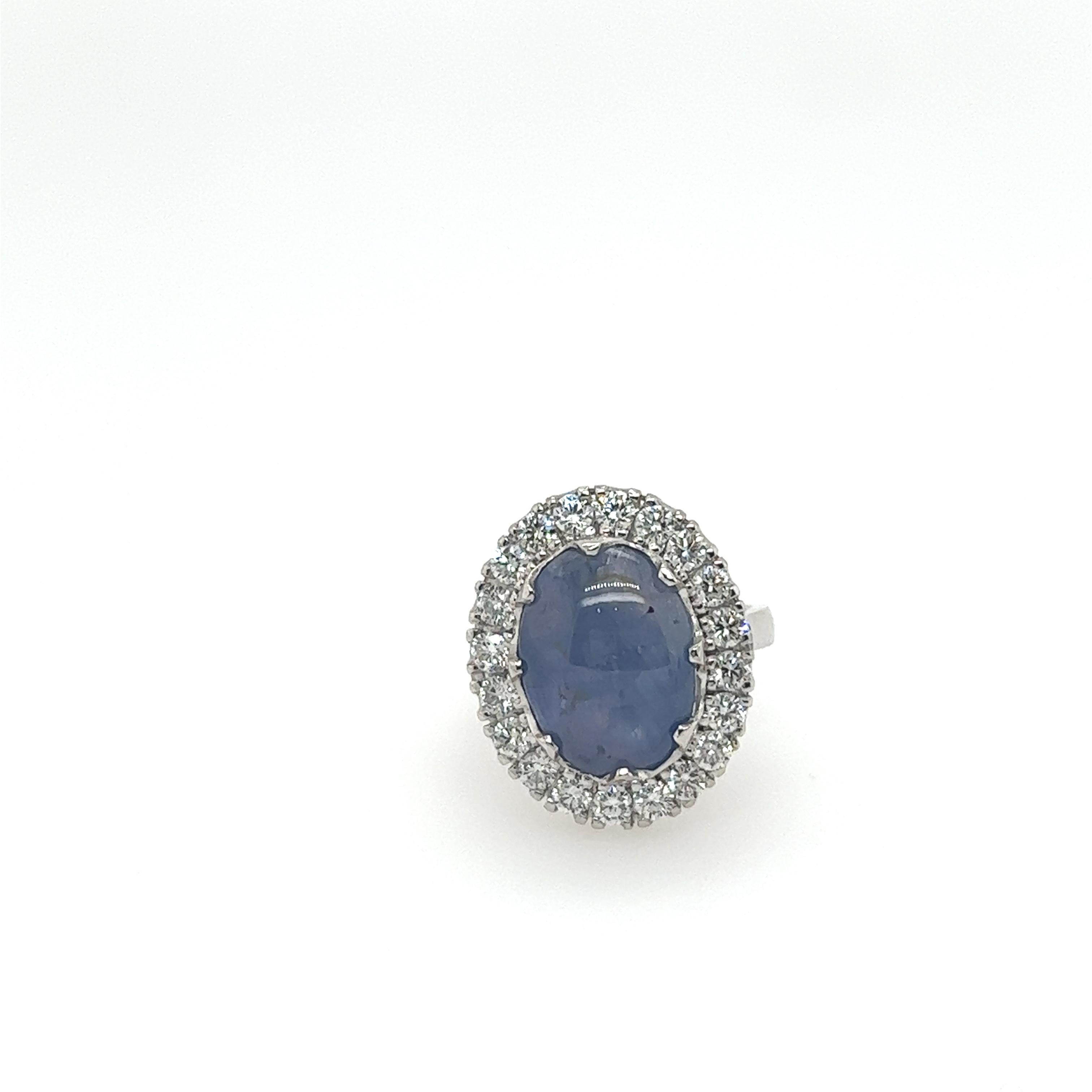 In der Mitte dieses prächtigen Rings befindet sich ein phänomenaler blauer Sternsaphir von 12,14 Karat, der von einer Reihe schimmernder Diamanten umgeben ist. Dieser 