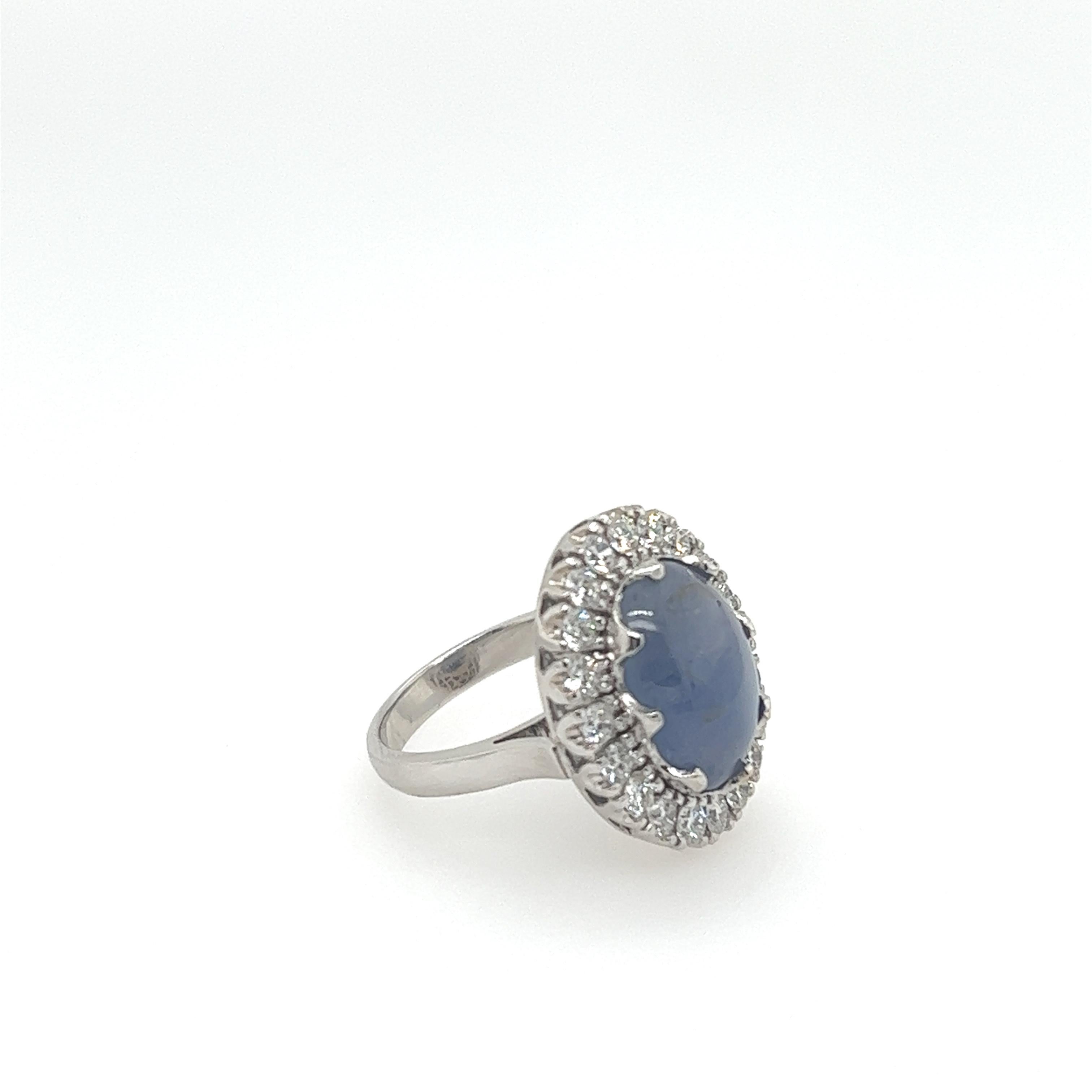 12,14 Karat ovaler blauer Sternsaphir und Diamant-Cluster-Ring aus 18 Karat Weißgold (Ovalschliff) im Angebot