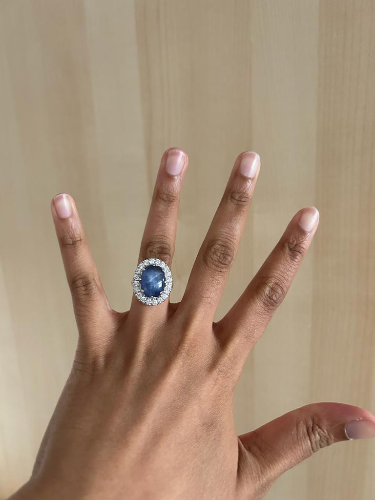 12,14 Karat ovaler blauer Sternsaphir und Diamant-Cluster-Ring aus 18 Karat Weißgold im Zustand „Neu“ im Angebot in London, GB