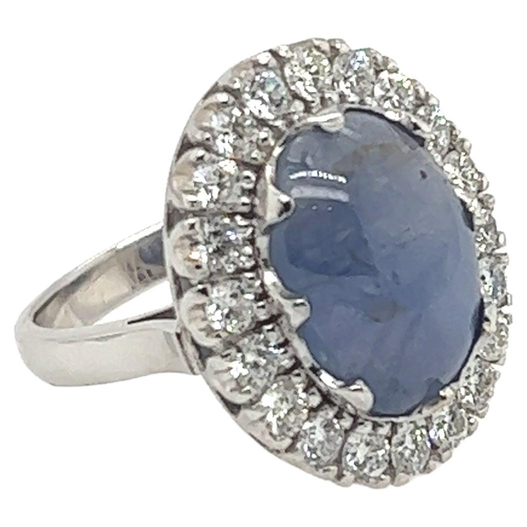 12,14 Karat ovaler blauer Sternsaphir und Diamant-Cluster-Ring aus 18 Karat Weißgold