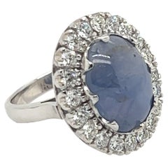 Bague à grappe en or blanc 18 carats avec saphir bleu étoilé ovale de 12,14 carats et diamants