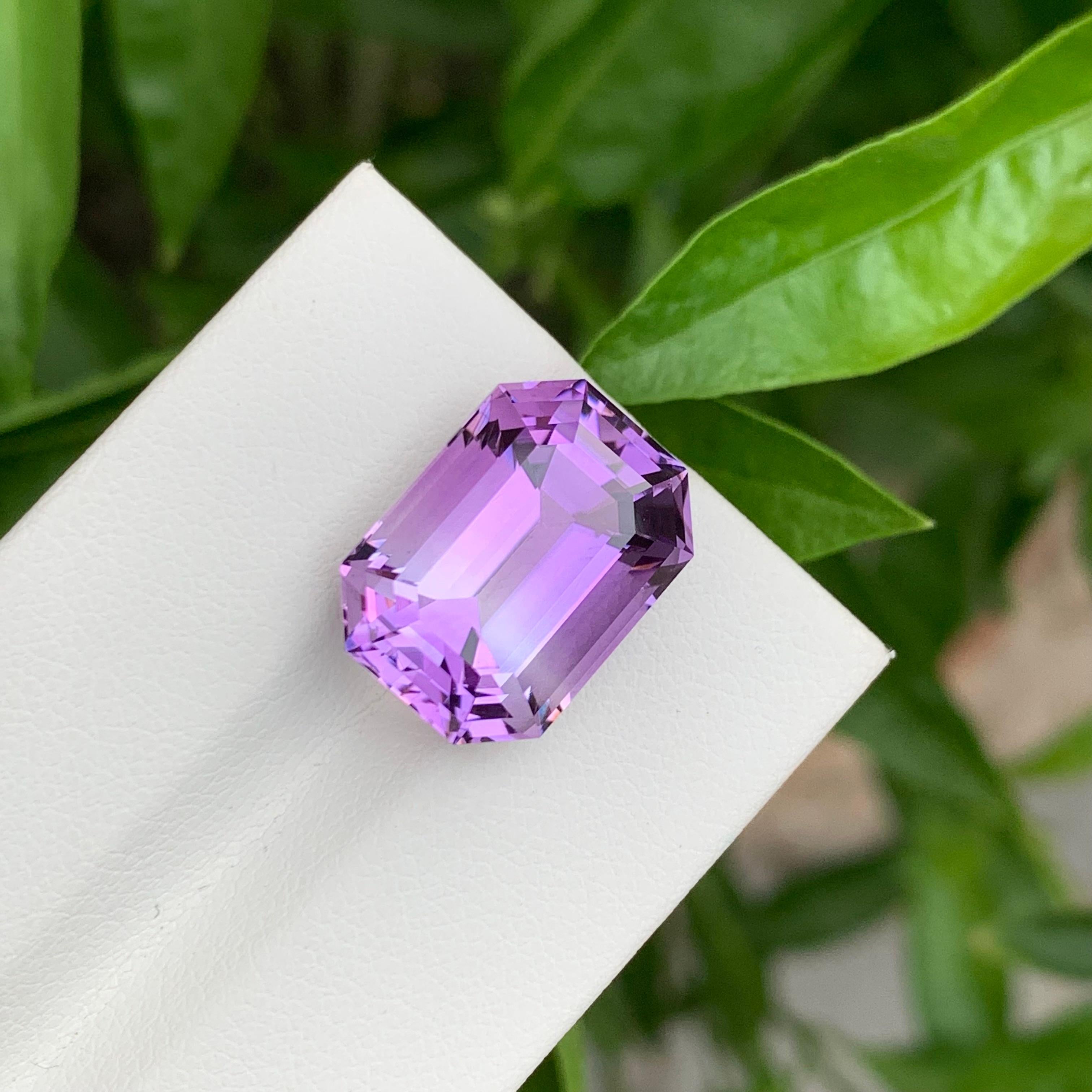 12,15 Karat natürlicher loser Amethyst-Smaragd in Smaragdform aus Brasilien im Zustand „Neu“ im Angebot in Peshawar, PK