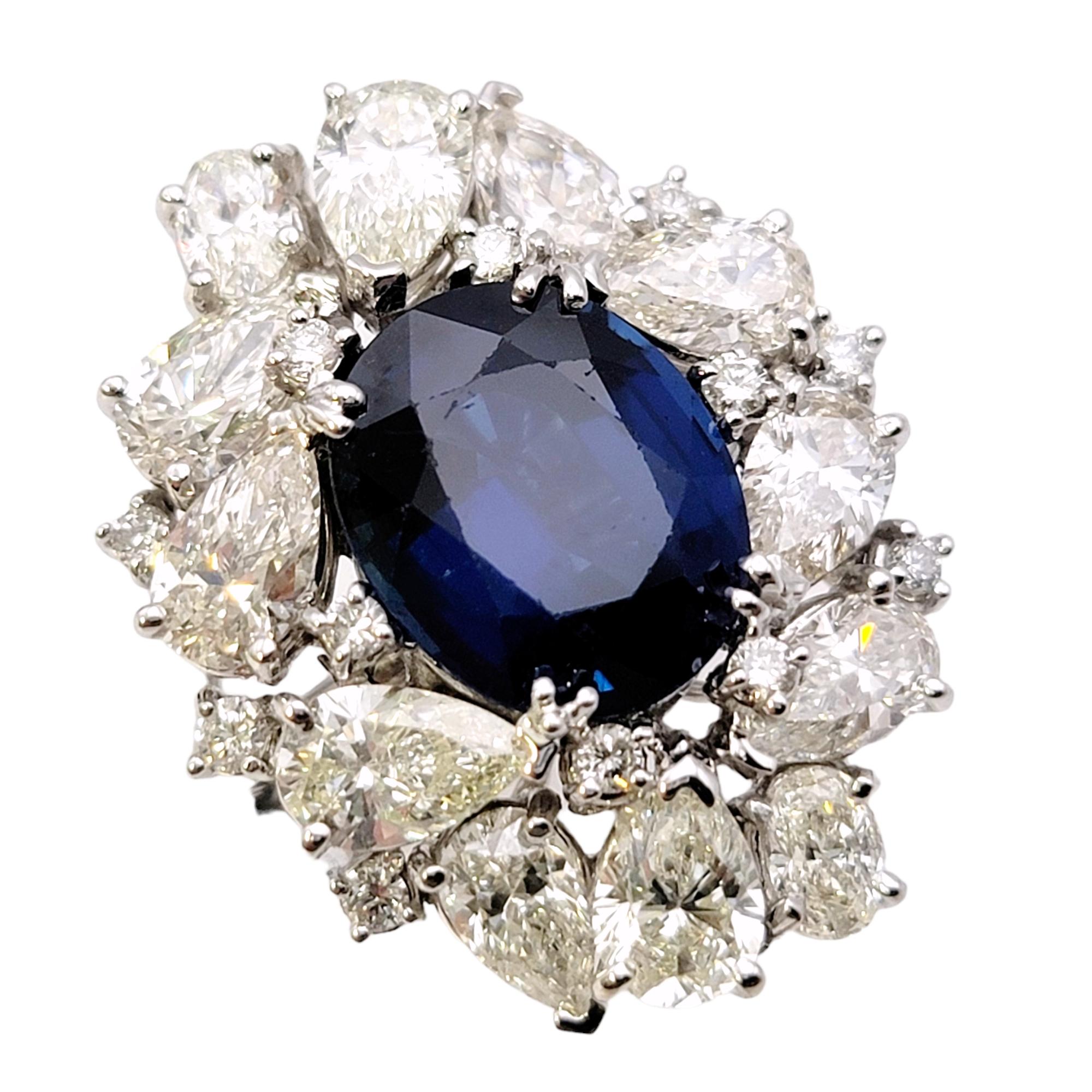 Taille de l'anneau : 6.5

Bague en saphir et diamant absolument époustouflante. La pierre bleue brillante sertie de diamants d'un blanc éclatant attire vraiment l'attention. Nous aimons l'originalité et la beauté des diamants en grappe de formes