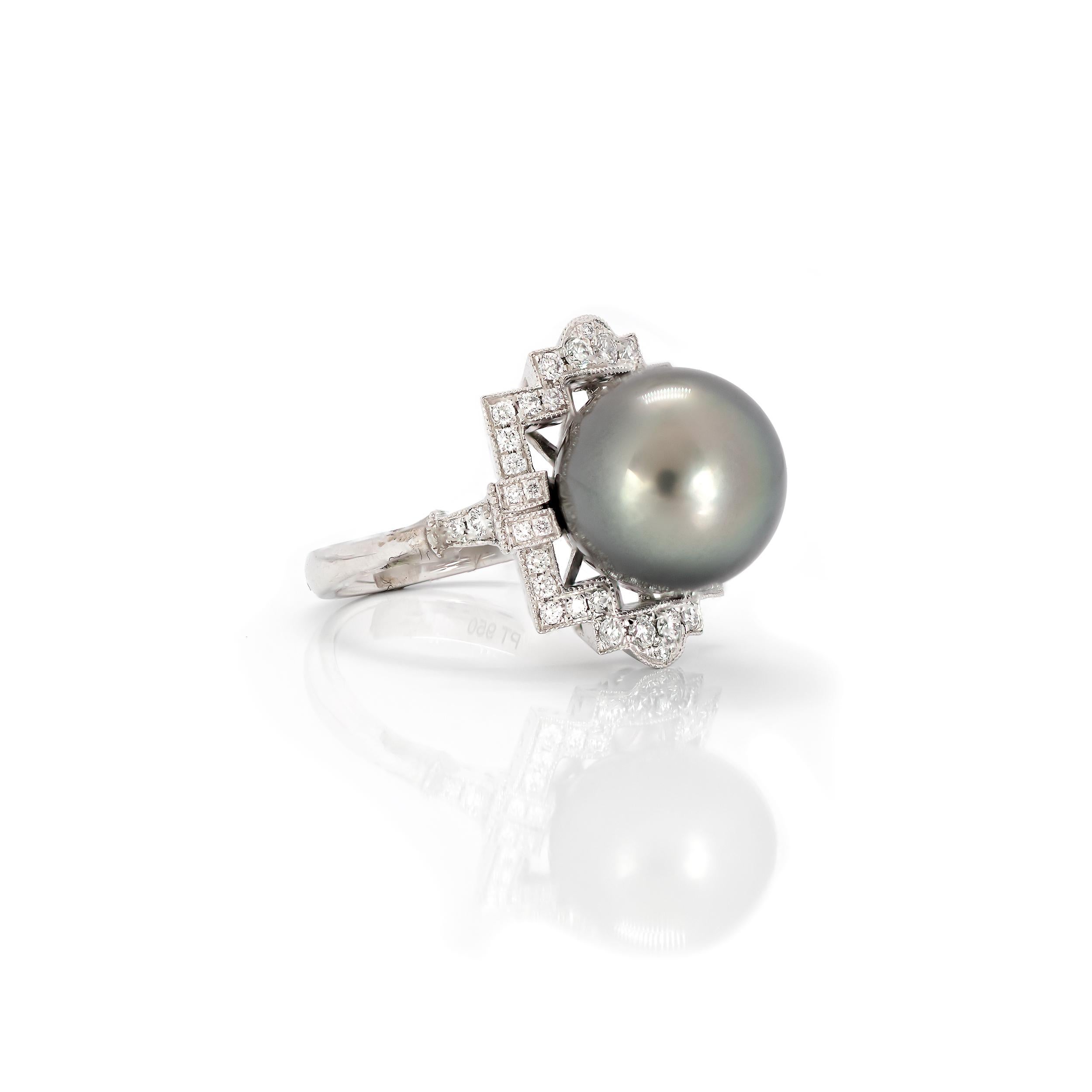 Le collier à double rang de perles de Tahiti a inspiré cet ensemble dont le design rend hommage aux éléments de conception invoqués dans le fermoir et le point focal Art Déco en diamant et platine. En l'honneur du style et du design des composants