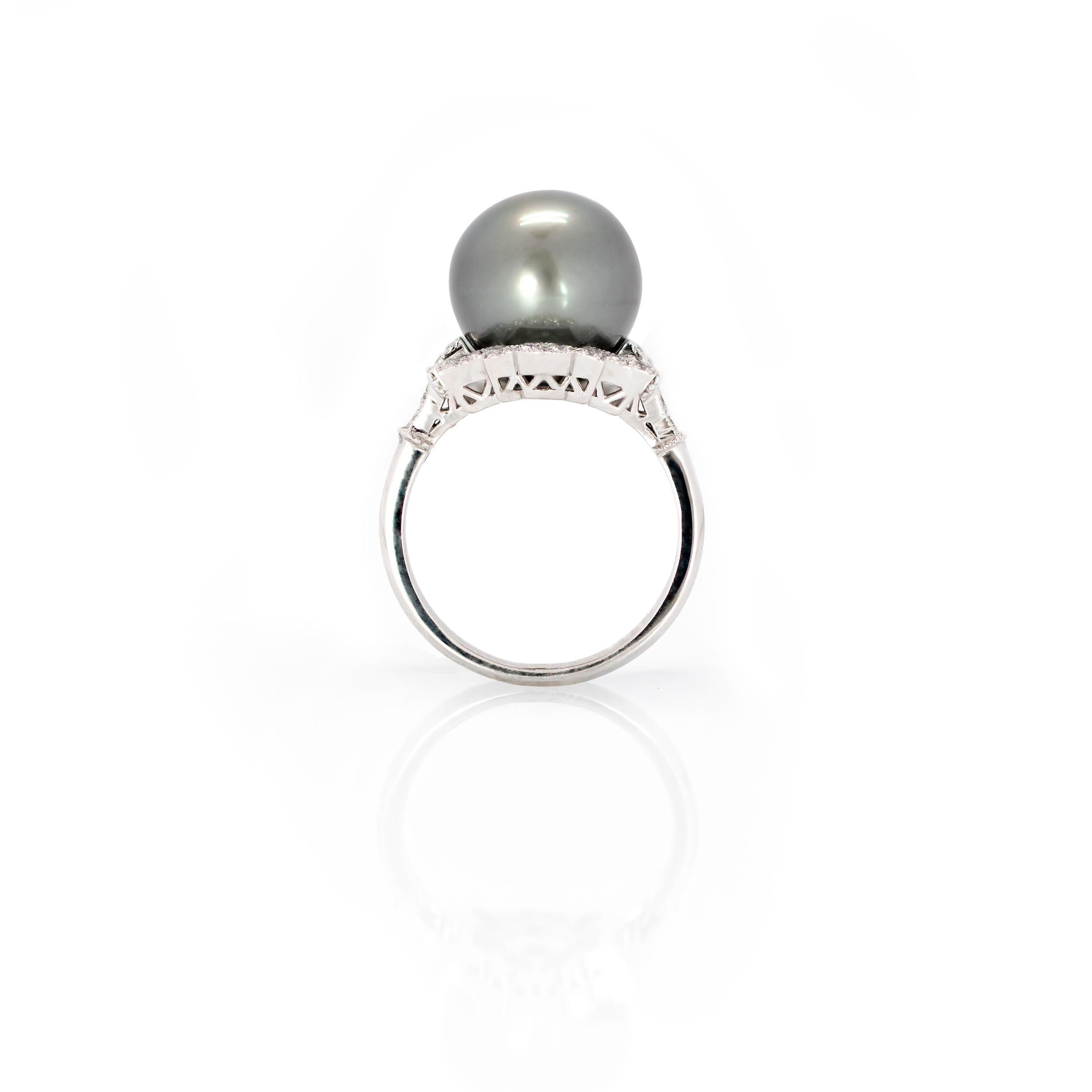 Art Déco Anello in stile Deco con perle di Tahiti e diamanti da 12,15 mm in platino in vendita