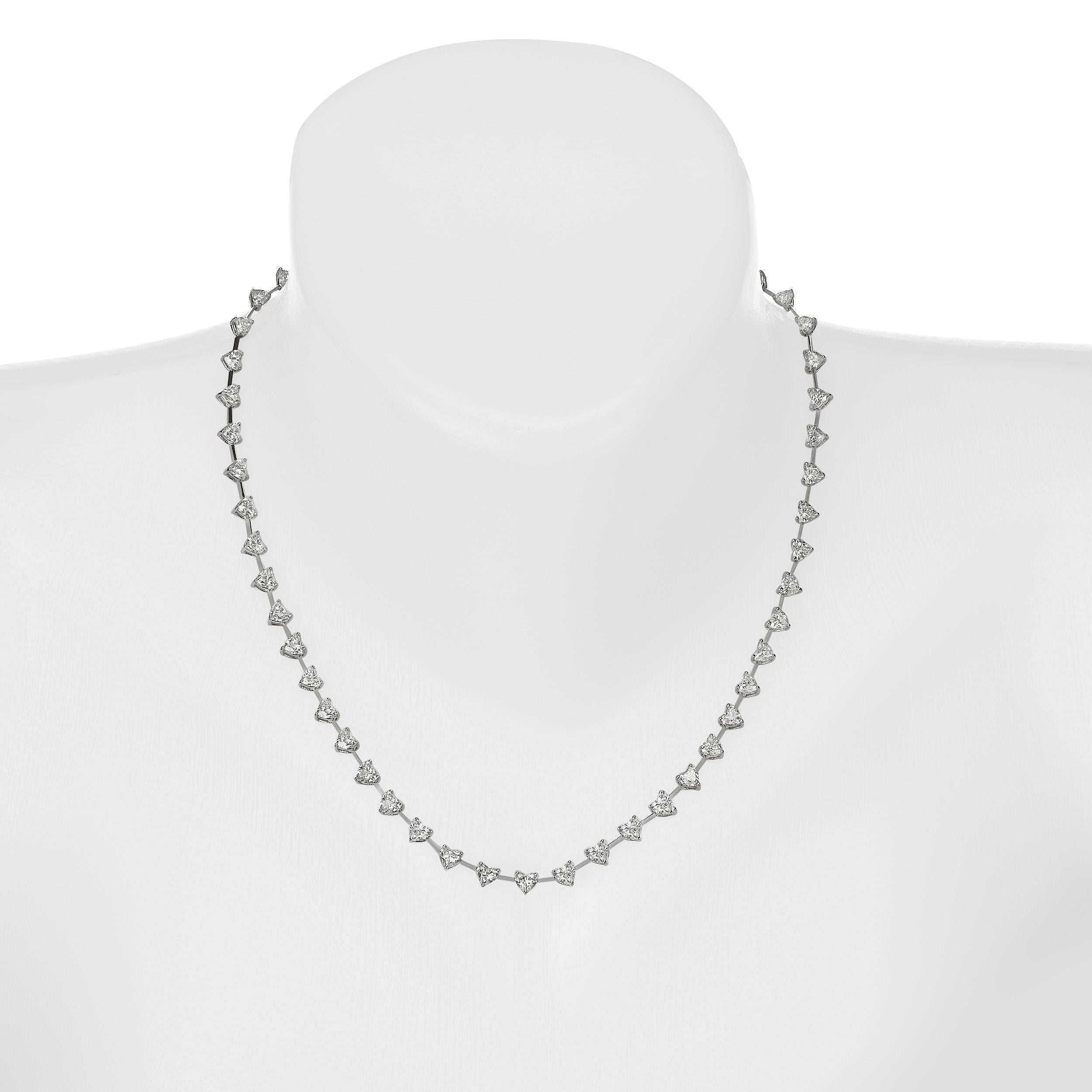 Un collier unique en son genre qui exprimera votre histoire d'amour et fera honneur à la femme qui le portera. 
 12.des diamants en forme de cœur d'un poids total de 16 carats sont sertis avec précision pour créer le cadeau parfait. 
Détails du