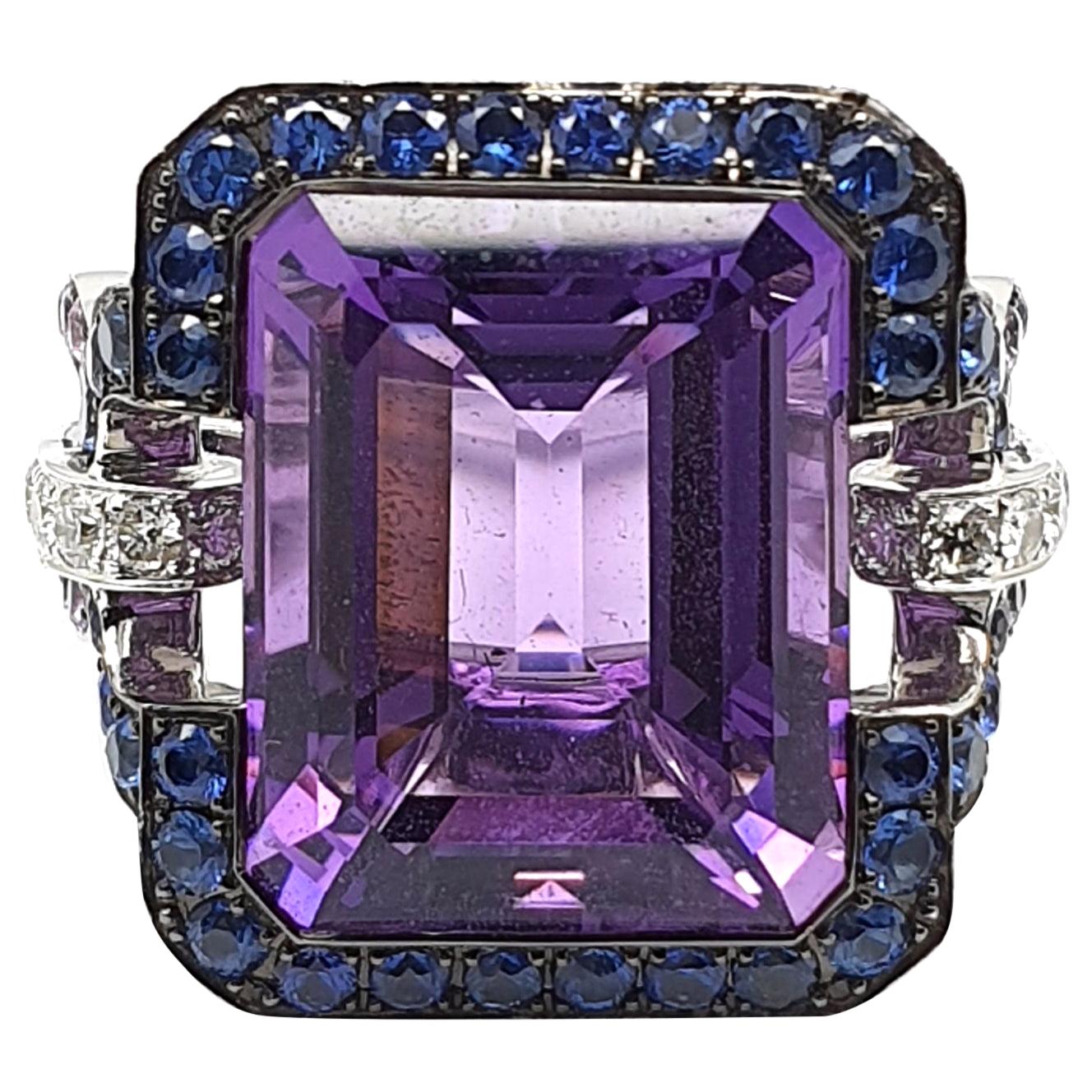 12.18 Carat, 8 Angled Amethyst Ring in 18 Karat Gold, Lilac Corunds and Diamonds For Sale