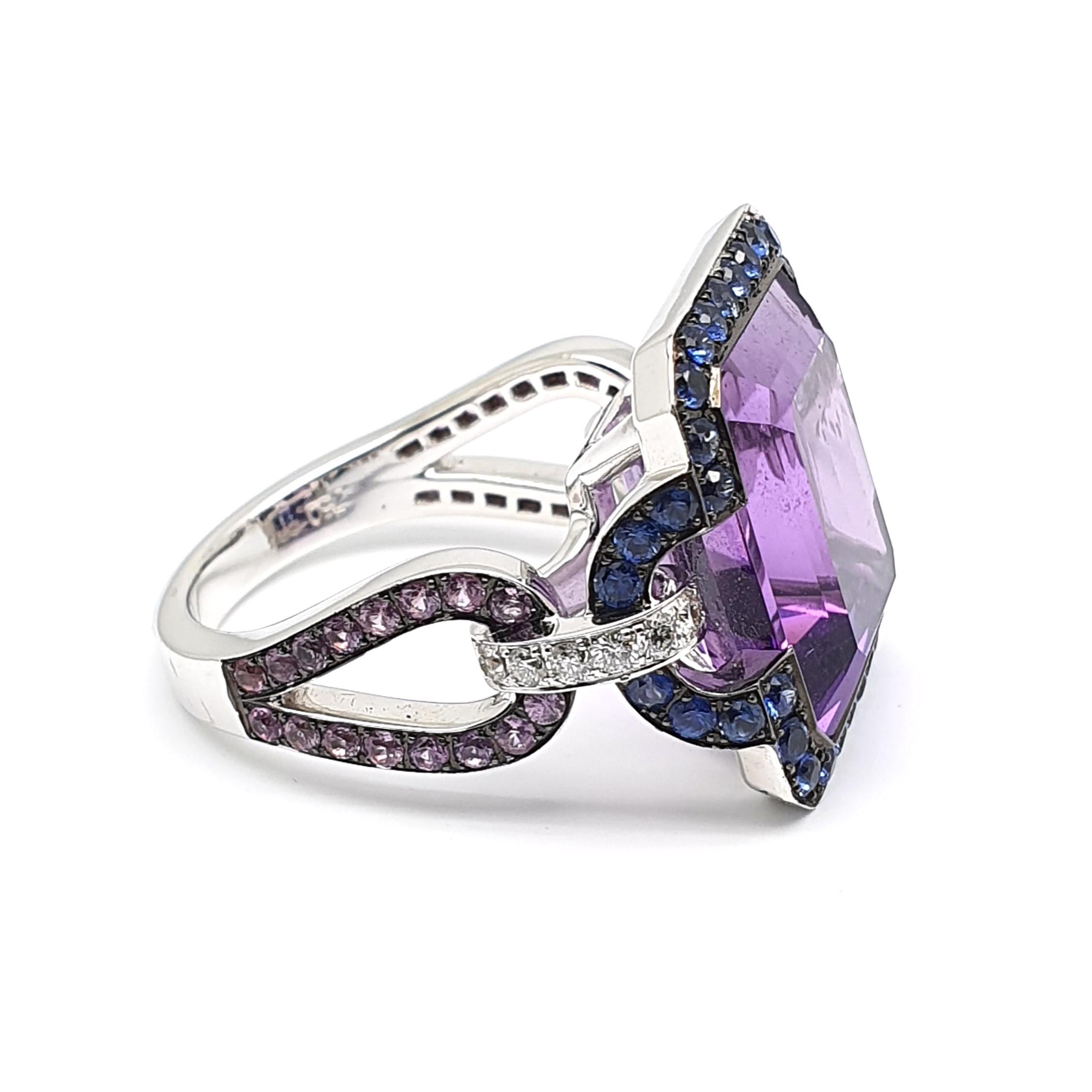 Art Deco 12.18 Carat, 8 Angled Amethyst Ring in 18 Karat Gold, Lilac Corunds and Diamonds For Sale