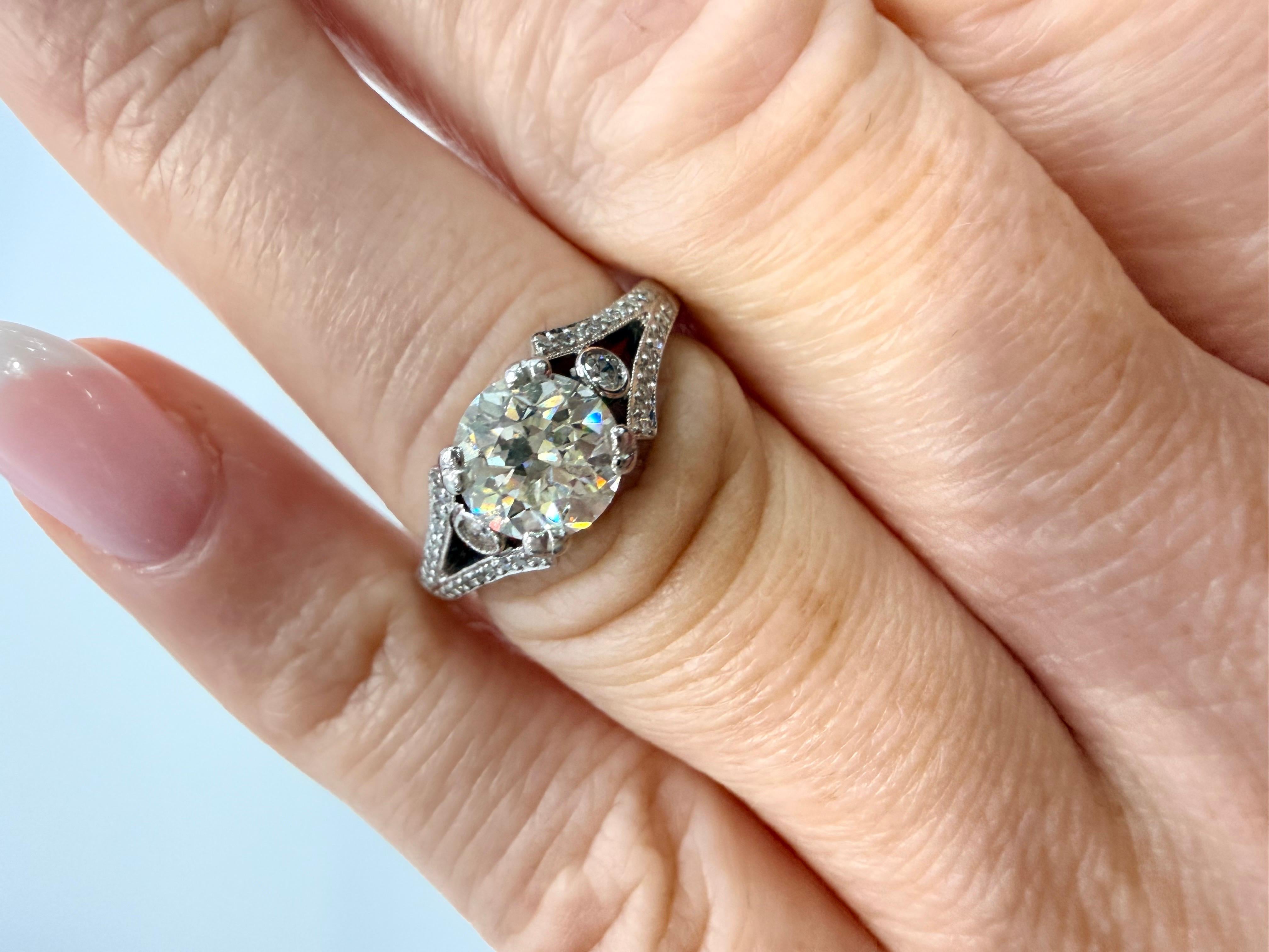 Impresionante anillo de diamantes El diamante central es de 1,21 quilates, los diamantes más pequeños son de 0,25 quilates. Los diamantes son de claridad VS-SI y colores F-G -H, fabricados en oro de 18 quilates. Grabado y trabajo manual