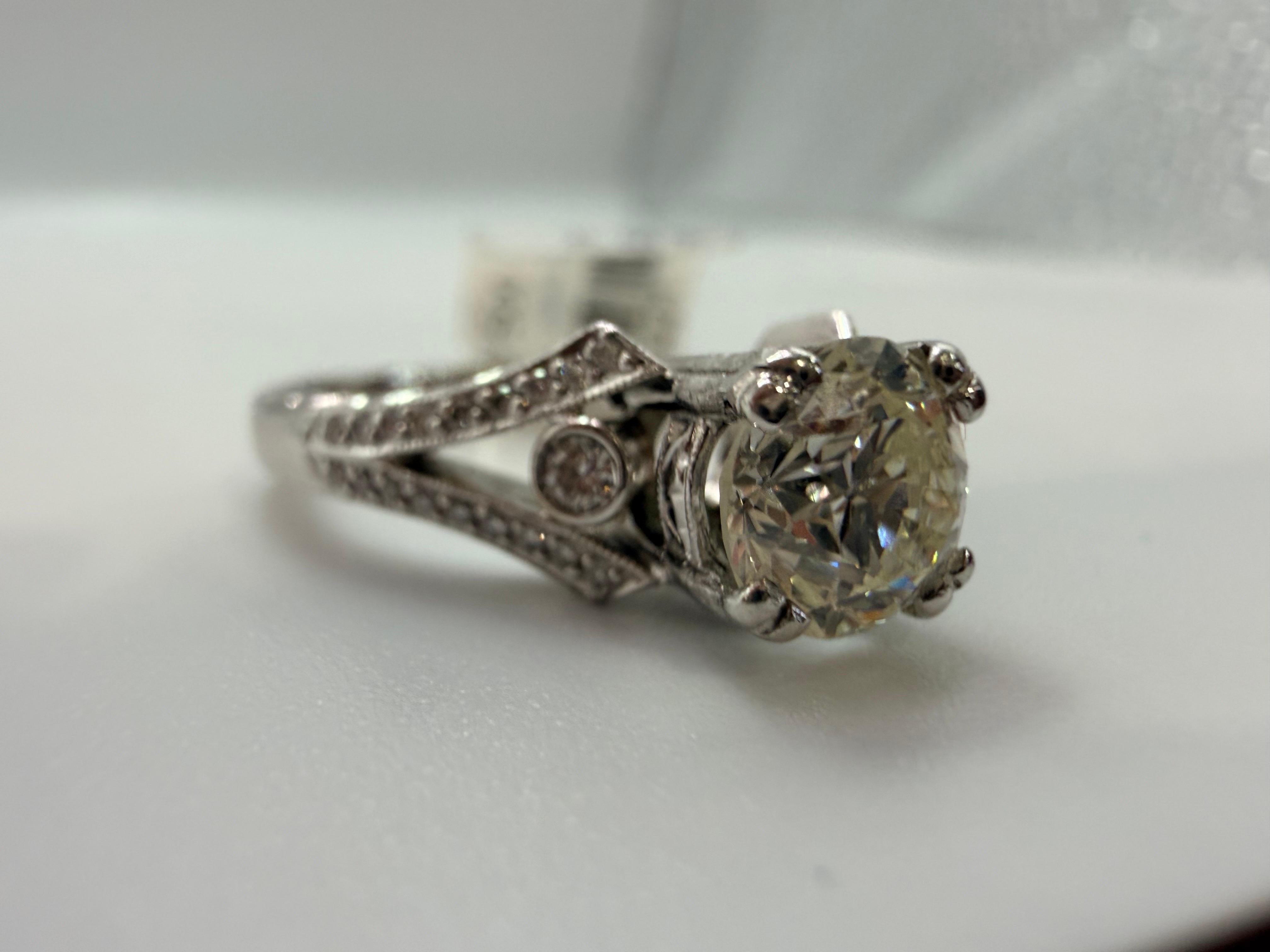 Anillo de compromiso de diamante central de 1,21 ct oro de 18 quilates Corte brillante en venta