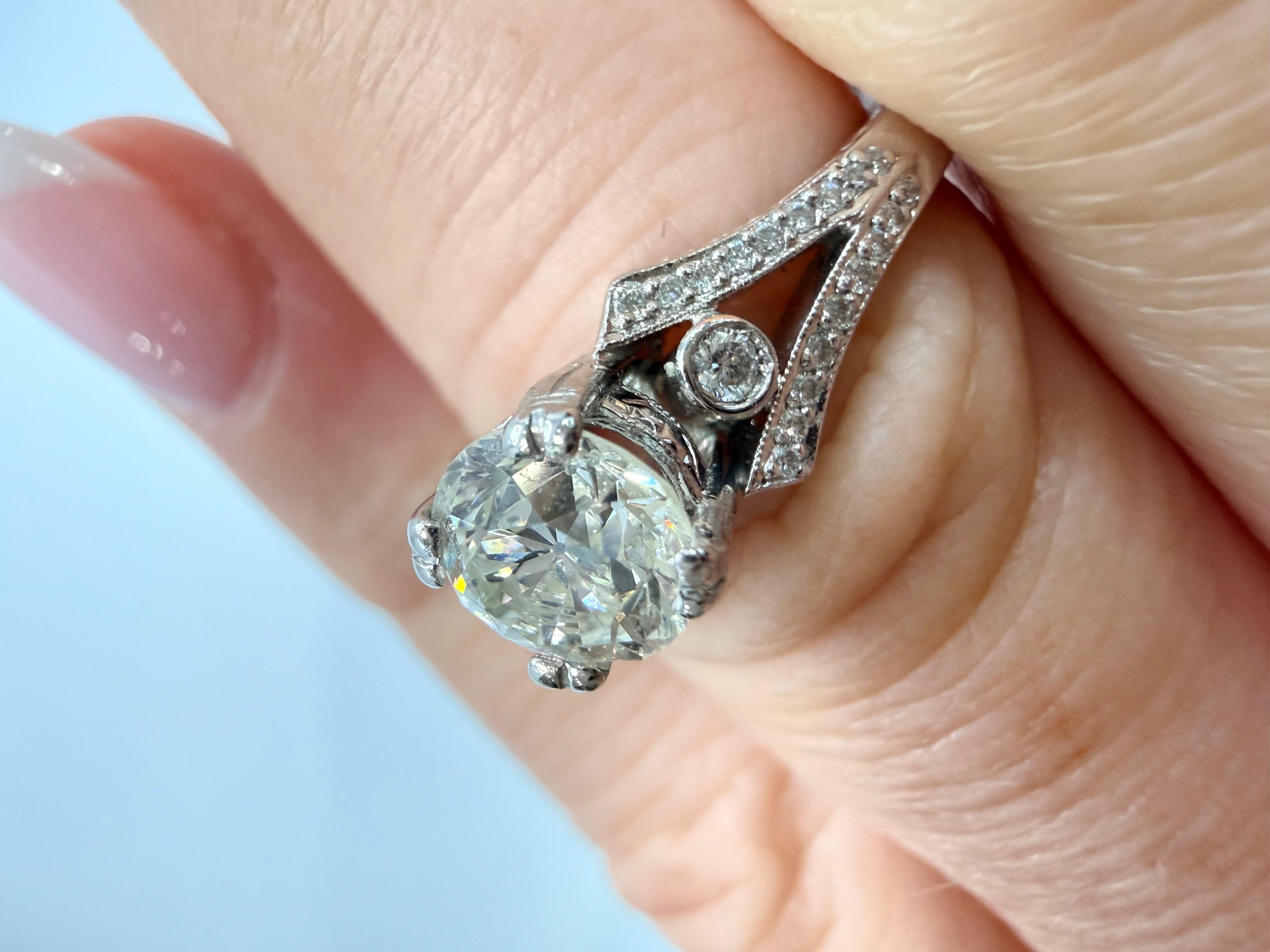 Anillo de compromiso de diamante central de 1,21 ct oro de 18 quilates en venta 3