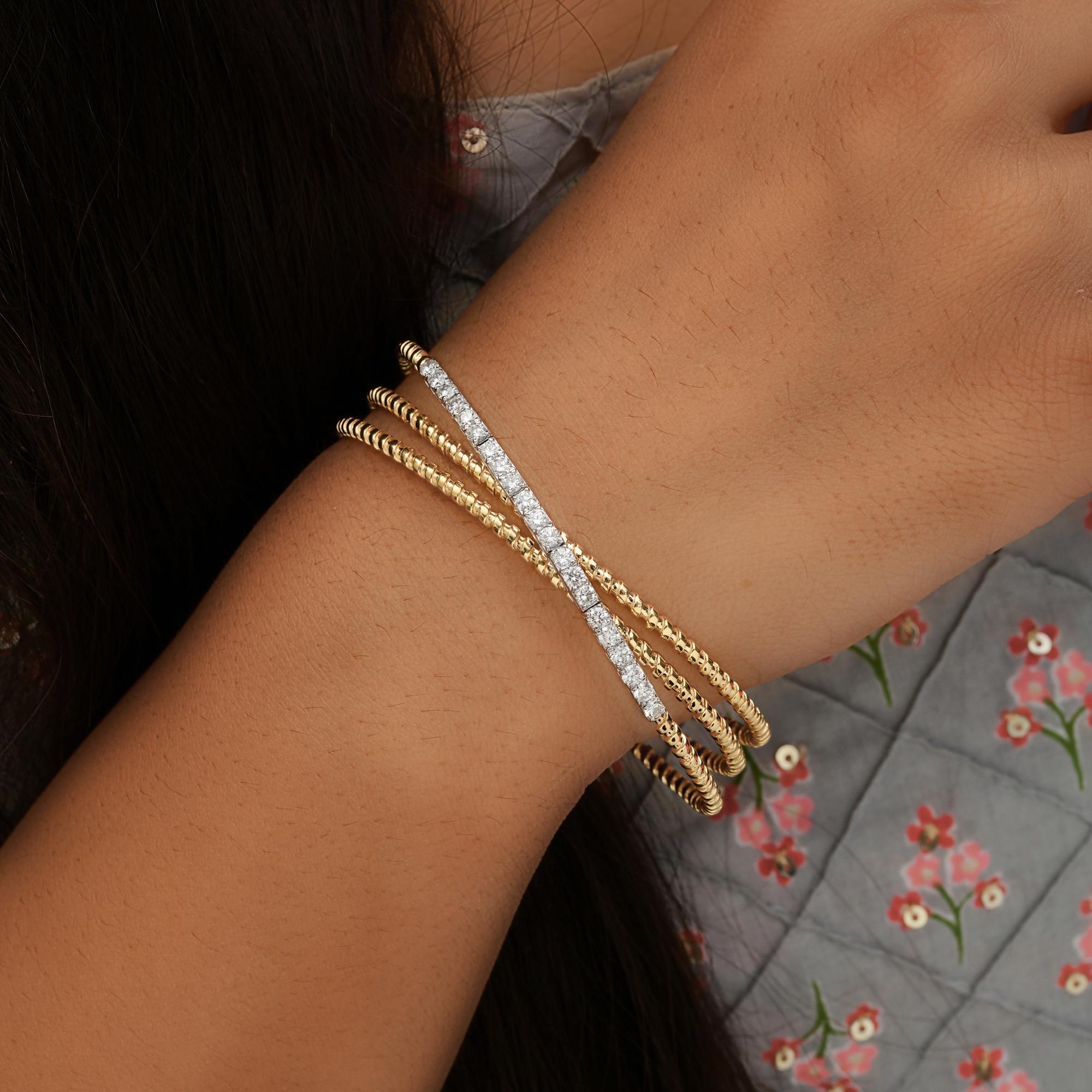 Diese 1.21Ct SI / H Brillantschliff Diamant Crisscross 10 Karat Gelbgold Perlen Armband verfügt über drei Schichten von Perlen strukturiert Crisscross Armband, in dem runden Diamanten in der Mitte des Armbandes in der diagonalen Crisscross gesetzt