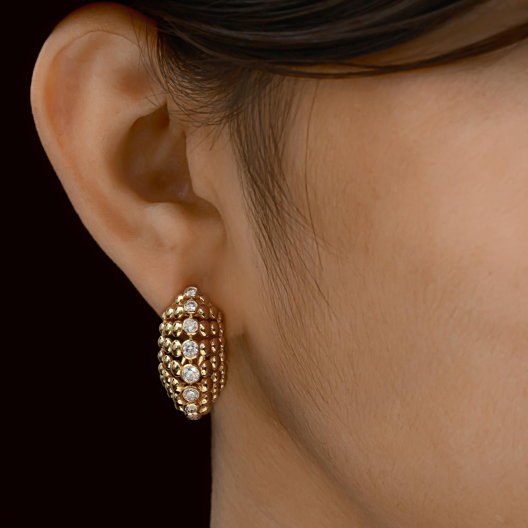 Pendientes de aro con perla de oro amarillo de 18 quilates y corte brillante redondo SI/H de 1,21 quilates
Estos pendientes están magistralmente engastados con diamantes brillantes de talla redonda engarzados en el centro de los aros de cuentas,