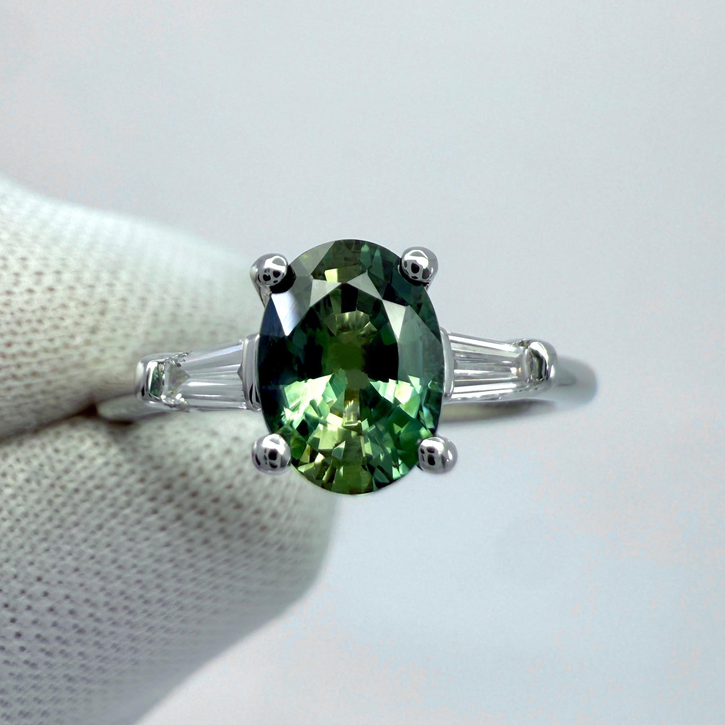 Anello a tre pietre in platino con zaffiro blu verde acqua e diamante, taglio ovale naturale. 1,21 Carati totali.

Pregiato zaffiro naturale da 1,04 carati con un bellissimo colore verde acqua, un eccellente taglio ovale e un'ottima purezza. Pietra