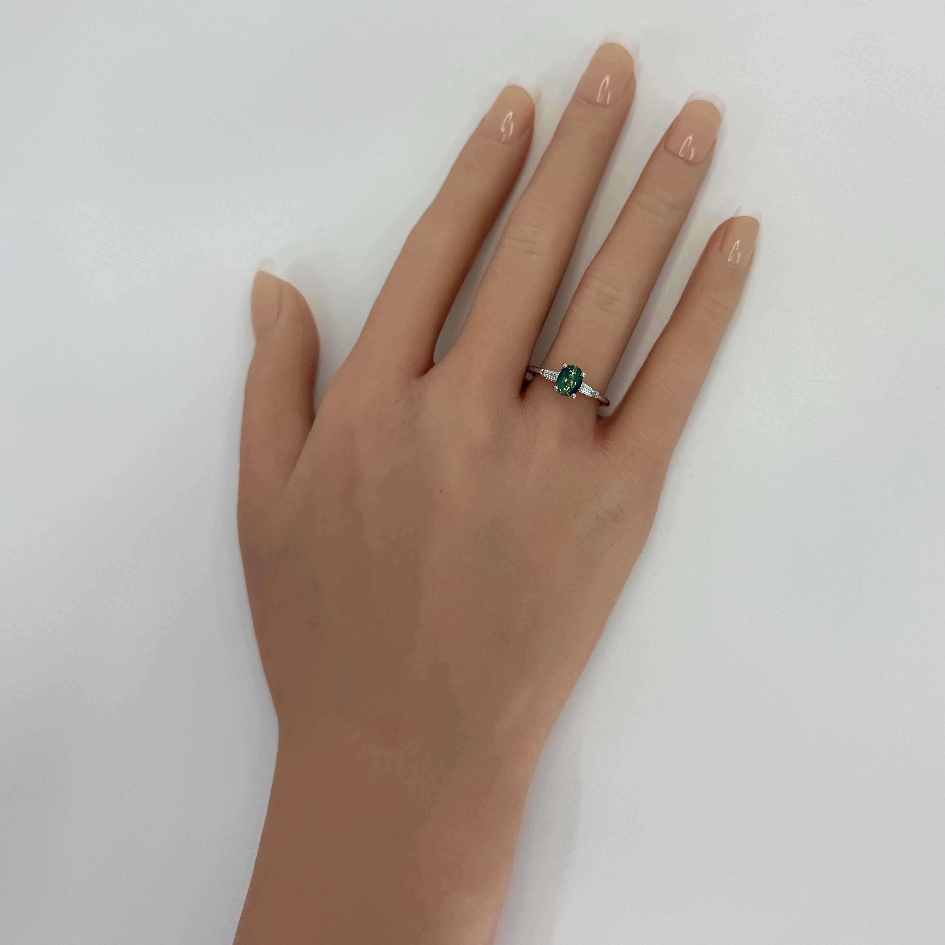 Taglio ovale Anello a tre pietre con zaffiro blu verde acqua e diamante in platino con taglio ovale 1,21ct A. Stone in vendita