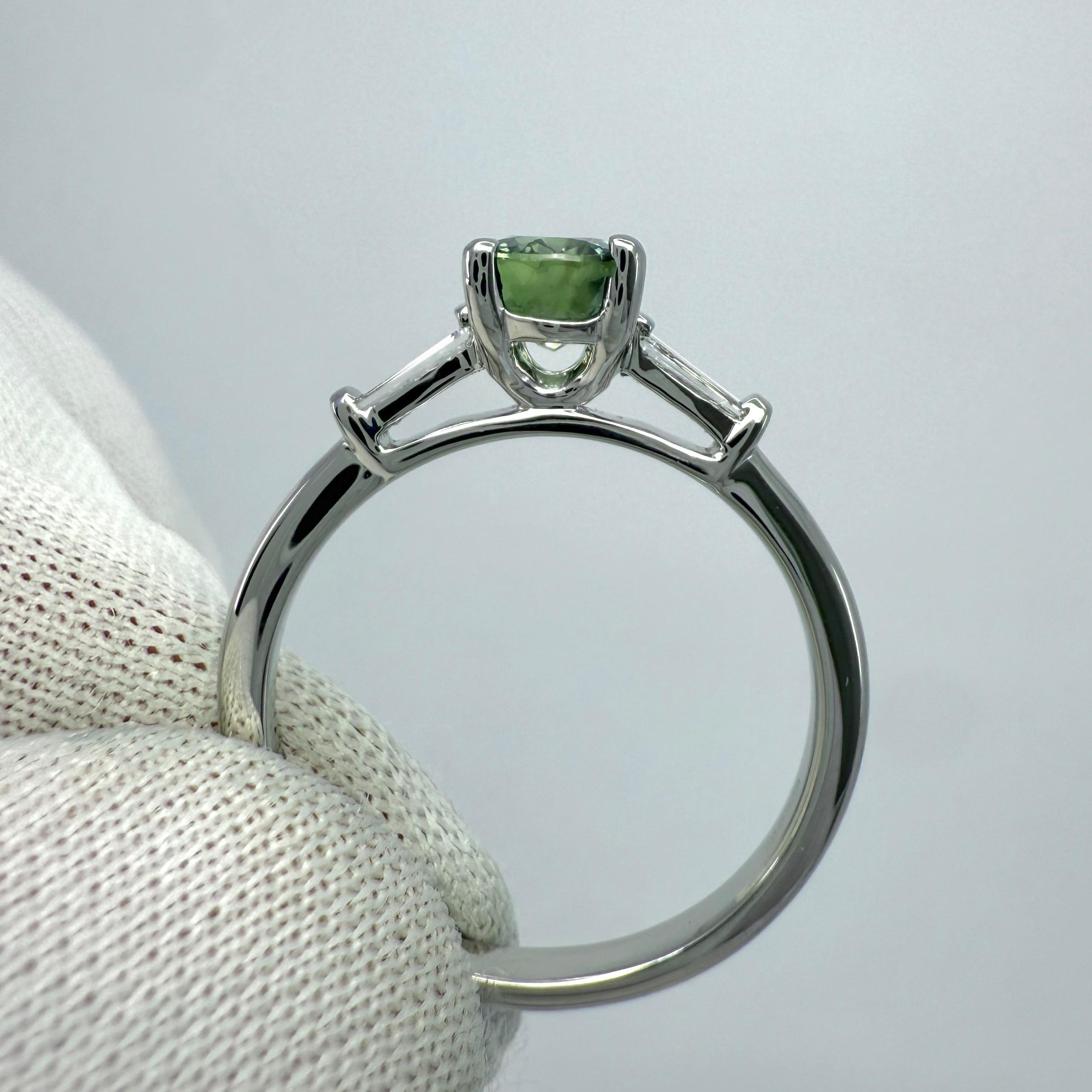 Anello a tre pietre con zaffiro blu verde acqua e diamante in platino con taglio ovale 1,21ct A. Stone In condizioni Nuovo in vendita a Birmingham, GB