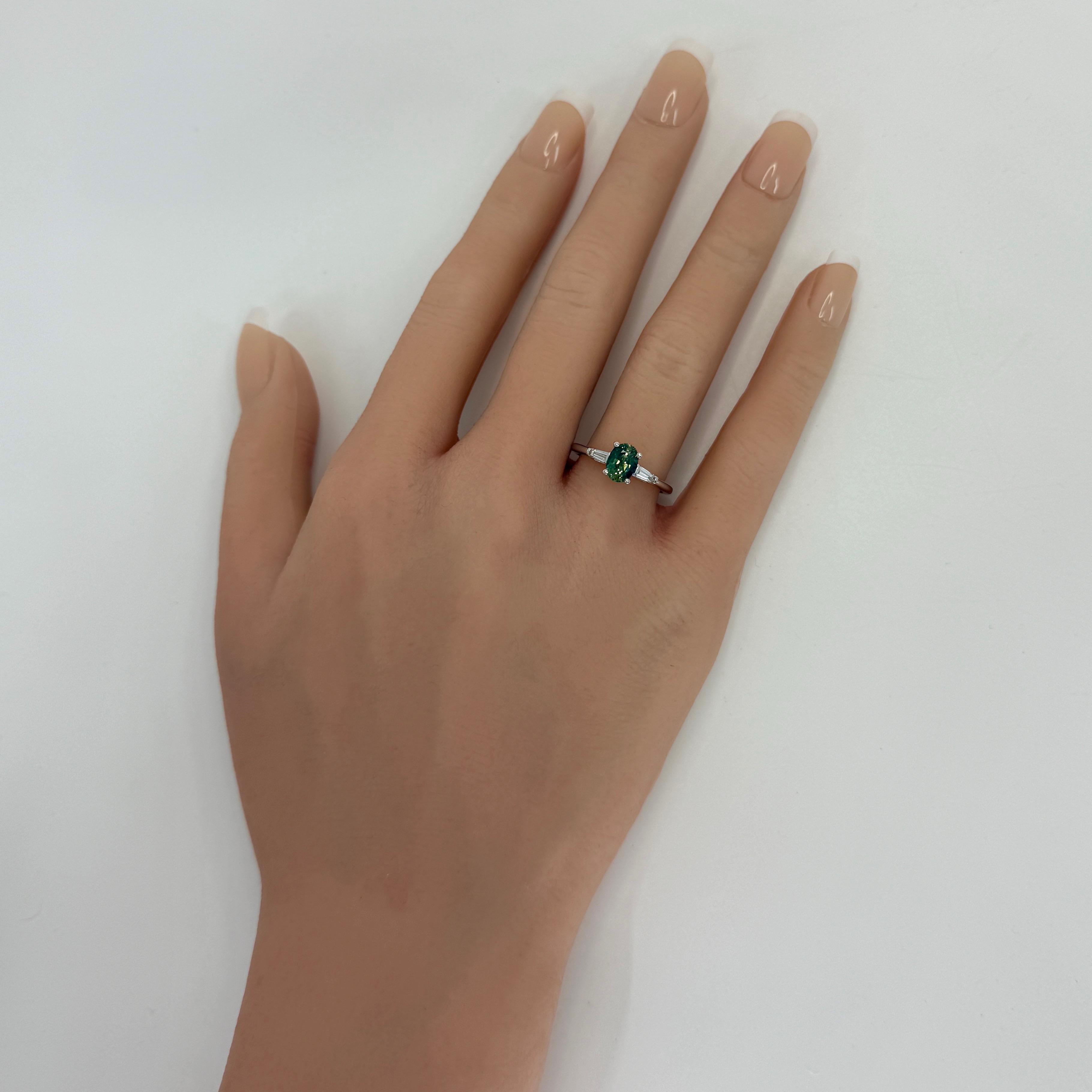Anello a tre pietre con zaffiro blu verde acqua e diamante in platino con taglio ovale 1,21ct A. Stone in vendita 1