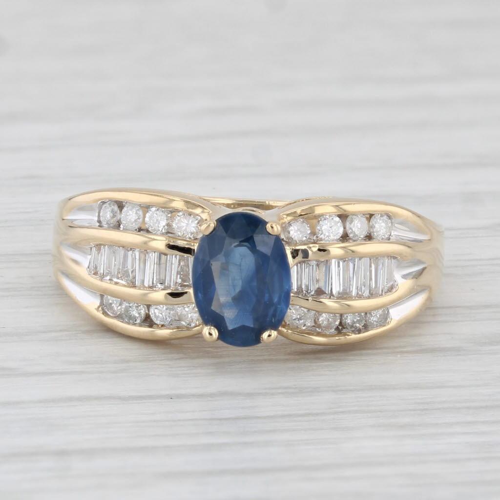 Informationen zu Edelsteinen:
- Natürlicher Saphir -
Karat - 0,75ct
Schnitt - Oval
Farbe - Dunkelblau
Behandlung - Beheizt

- Natürliche Diamanten -
Karat gesamt - 0,46ctw 
Schliff - Rund-Brillant, Baguette
Farbe - F - G
Reinheit - SI1 - I2

Metall: