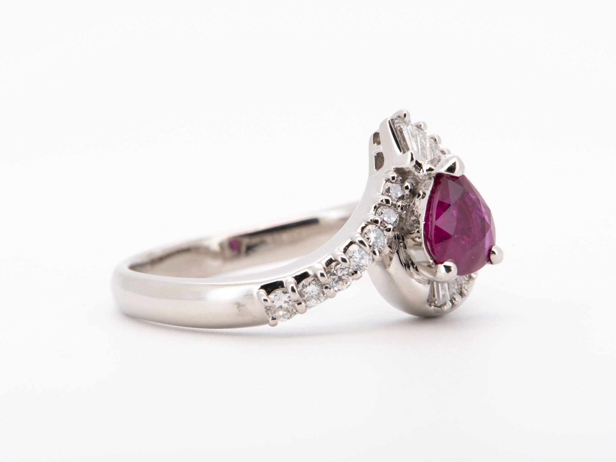 ♥ Anello di fidanzamento aureolato con rubino e diamante da 1,21ctw in platino pesante 7g+ R6731
♥ L'articolo misura 12,5 mm di lunghezza (direzione nord-sud), 15,4 mm di larghezza (direzione est-ovest) e dista 6,6 mm dal dito; la larghezza della