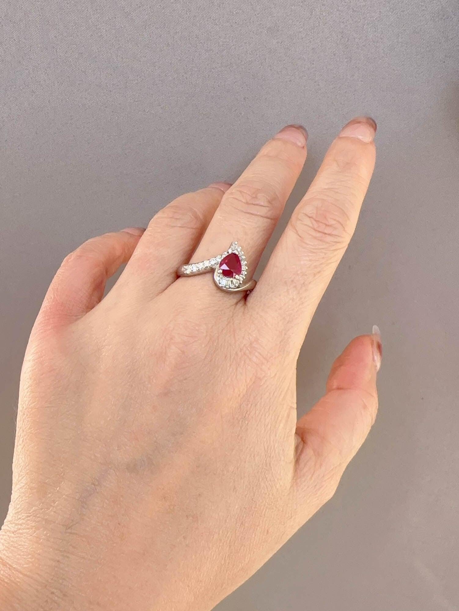 da uomo o donna Anello di fidanzamento aureolato con rubino e diamante da 1,21 carati in platino pesante 7g+ R6731 in vendita