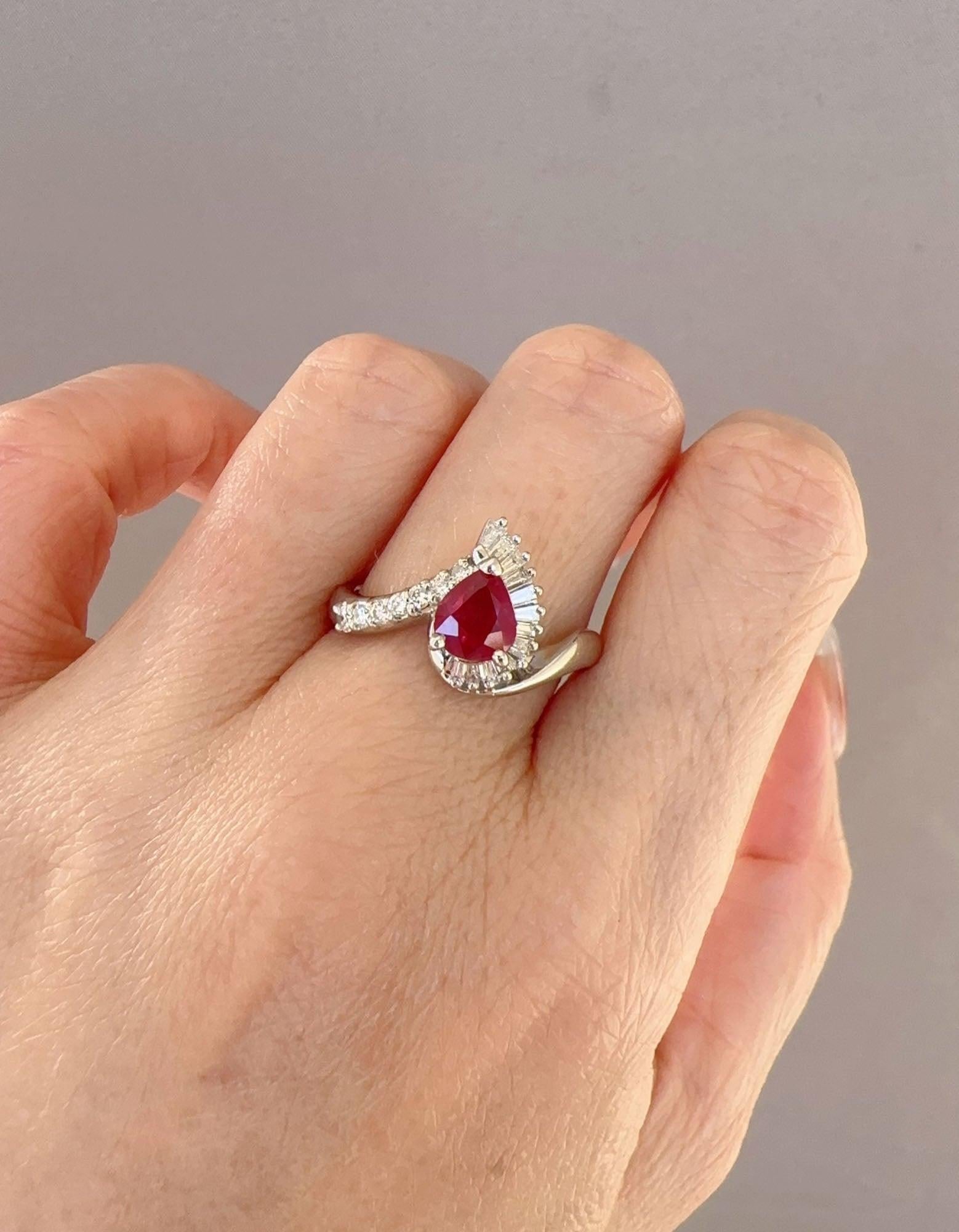 Anello di fidanzamento aureolato con rubino e diamante da 1,21 carati in platino pesante 7g+ R6731 in vendita 1
