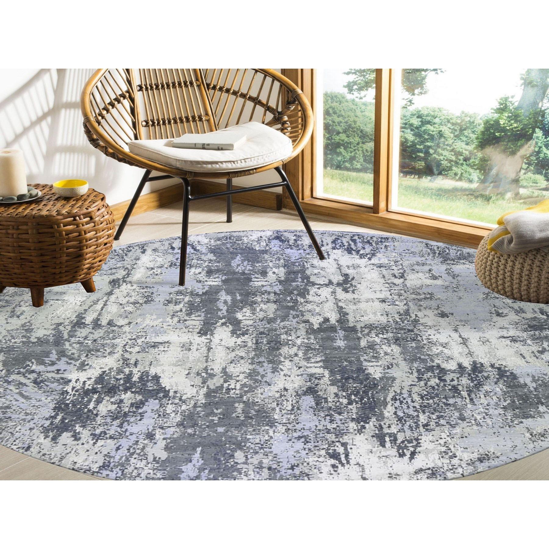 Dies ist ein wirklich echtes one-of-a-kind Abstract Design Wolle und Seide Runde dichter weben Charcoal Gray Persian Knot Hand geknüpft orientalischen Teppich. Es wurde monatelang in den jahrhundertealten persischen Webtechniken von Experten gewebt.