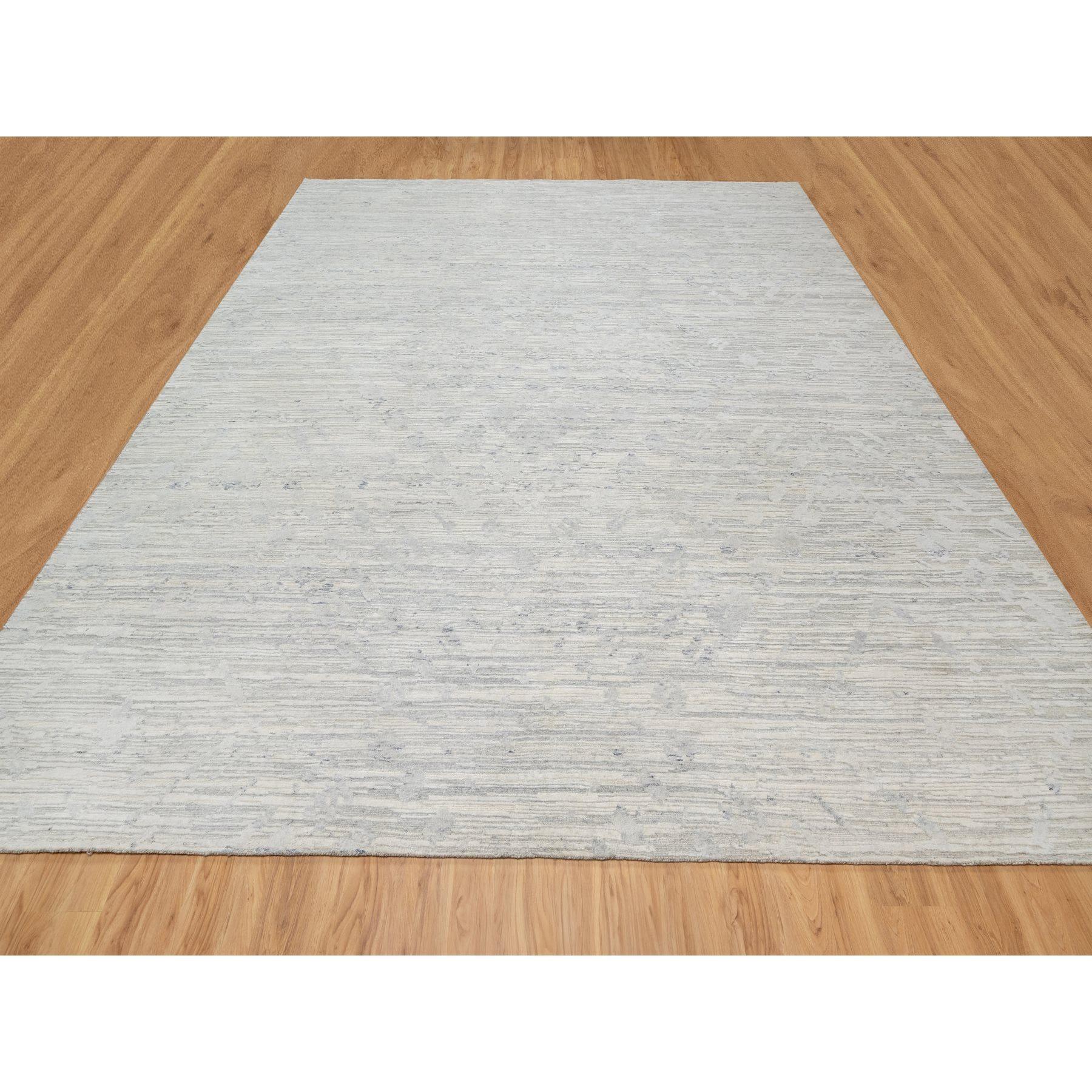 Gris platine, Design Modern, filé à la main, laine naturelle non teintée, poils coupés et bouclés, noué à la main, carré, Tapis d'Orient
Matières premières : Laine
Latex : Pas de poils 
hauteur : 0,25 pouces
Style : Transitionnel
Couleur primaire :
