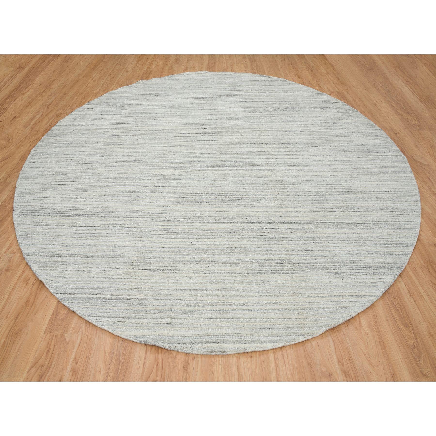 Si tratta di un autentico tappeto orientale rotondo, unico nel suo genere, di colore avorio e crema, spesso e soffice, lavorato a mano, in lana naturale non colorata e dal design moderno. È stata tessuta per mesi e mesi con tecniche di tessitura