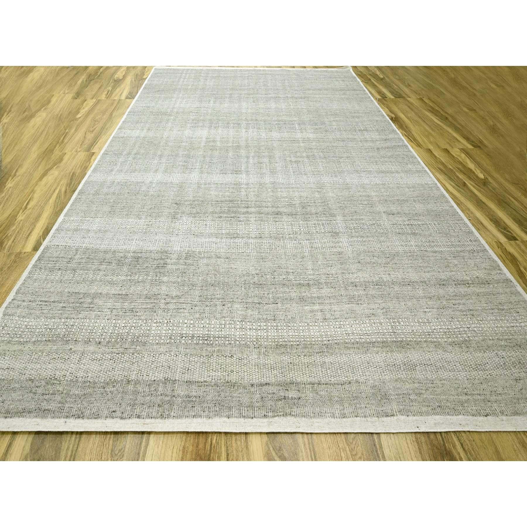 Sturmgrau, Gras-Design mit freiliegenden Kettfäden, strukturierte Wolle, handgeknüpft, überdimensional, Orientteppich
Primäre MATERIALIEN: Wolle
Latex: Kein Flor 
Höhe: 0,25 Zoll
Stil: AM Contemporary
Grundfarbe: Grau
Sekundäre Farben: Beige,